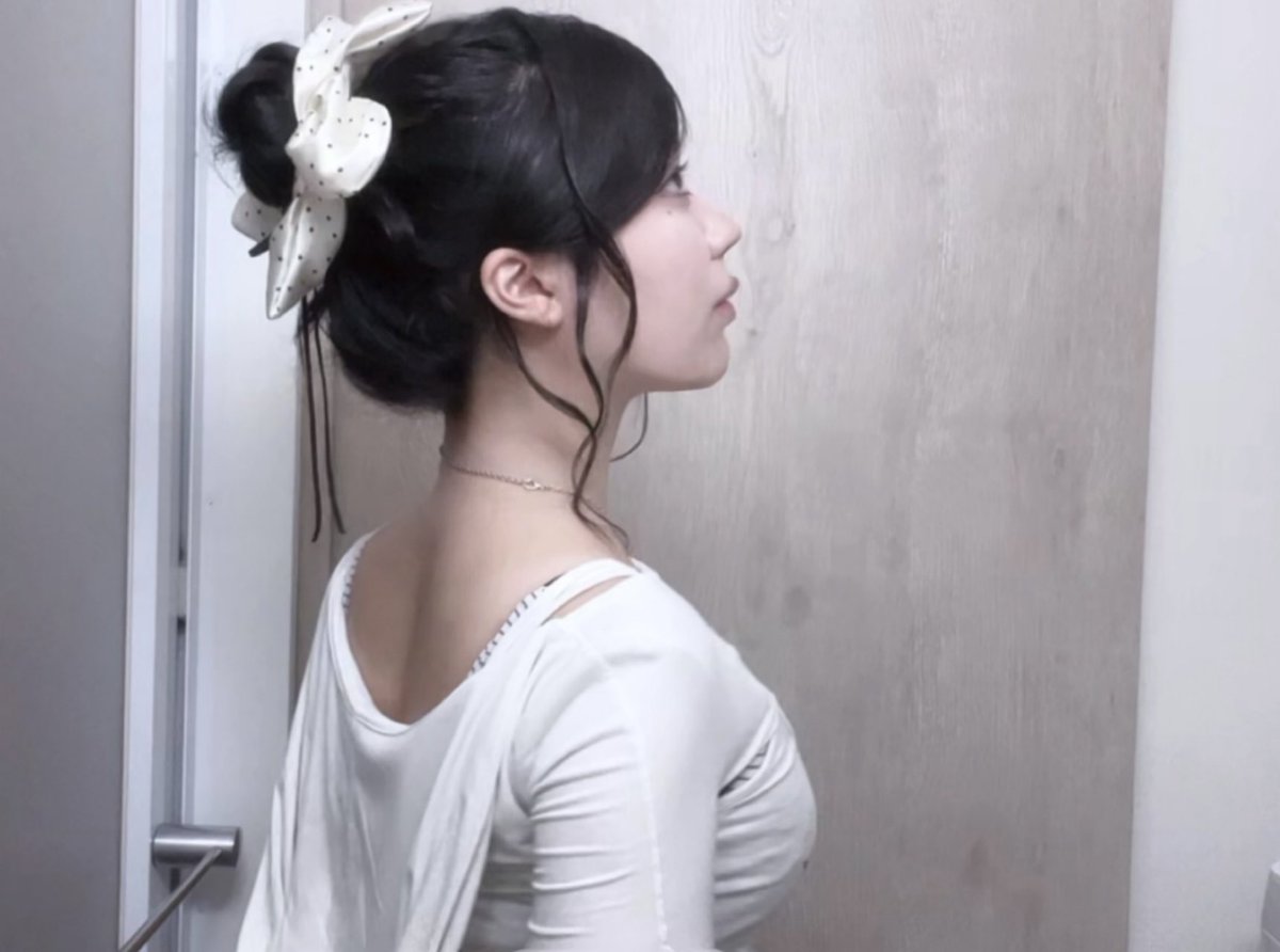 tsks_0's tweet photo. 最近この髪型しかしてないってくらいこの髪型お気に入りだから髪切りたくない気持ちと推しがボブになってるからボブにしたい気持ちが戦って全然決まらん🥲 https://t.co/D5zjv6boxB