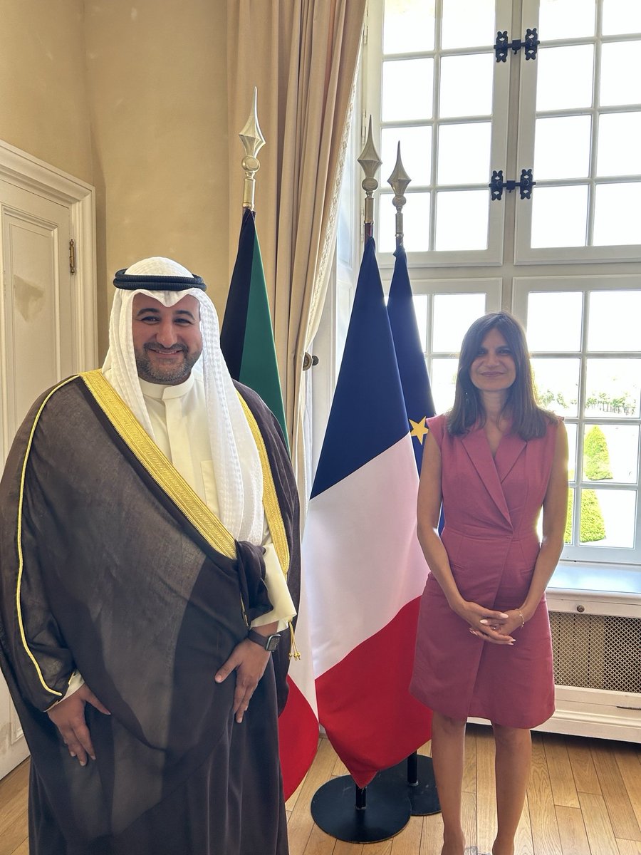 RufoAlice's tweet photo. Avec Cheikh Abdullah Meshal Mubarak Al-Sabah, Vice-ministre de la Défense du Koweït, nous avons échangé en marge d'Eurosatory sur la coopération franco-koweïtienne en matière de défense et les perspectives pour la renforcer. 

La France et le Koweït partagent la volonté de travailler en faveur de la stabilité régionale, y compris en développant des coopérations industrielles et capacitaires.