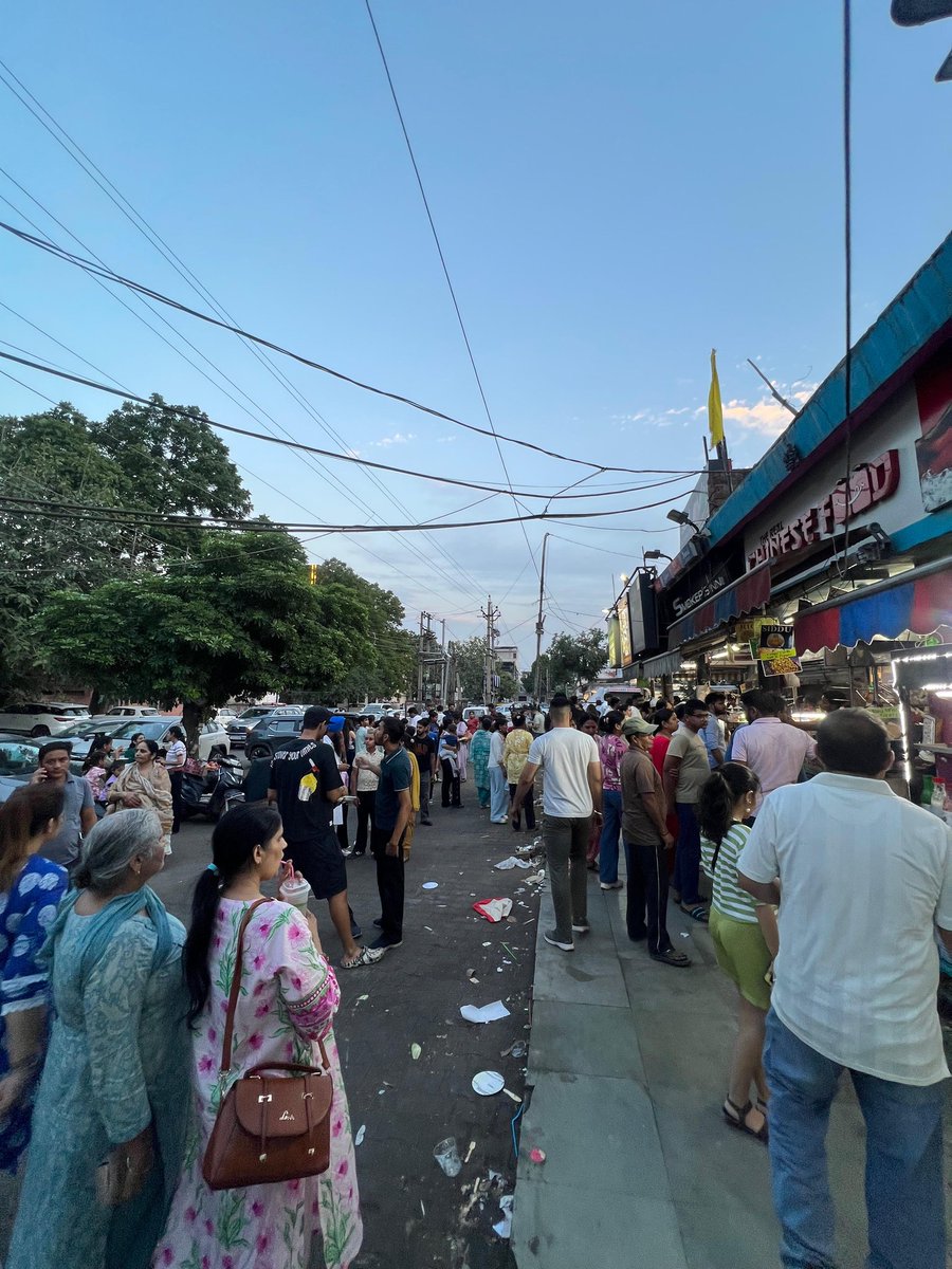 marketsec7pkl's tweet photo. @Sahyog25 @MC_Panchkula @ilovepanchkula @mohitgupta1962 @sanjivoscar @Solutionboxpkl @shdeepa2515 It is the same across the city. Sector 7 market too is no better . 
@Mun83 https://t.co/Wub7cPzg1D