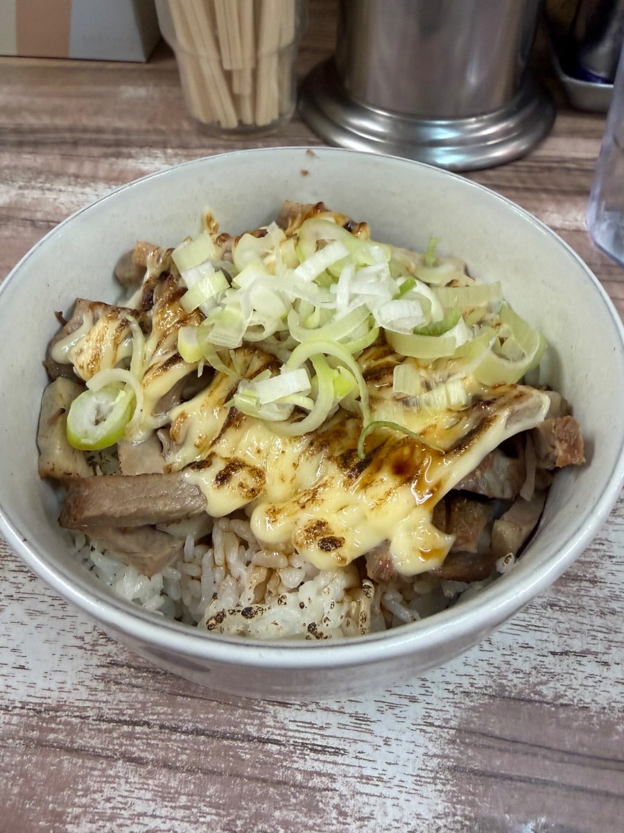 kahi911's tweet photo. 千葉県　千葉駅
武蔵家 富士見店
16周年）限定塩ラーメン、炙りマヨチャー丼

武蔵家らしい濃厚な動物スープ、無化調とは思えないパンチのある塩ダレでまとまったスープ。柚子や岩海苔の香り、キクラゲの食感と相性バッチリな印象な一杯でした。とくに柚子の香り◎ 26.06.21 https://t.co/UFLgvaZzx1