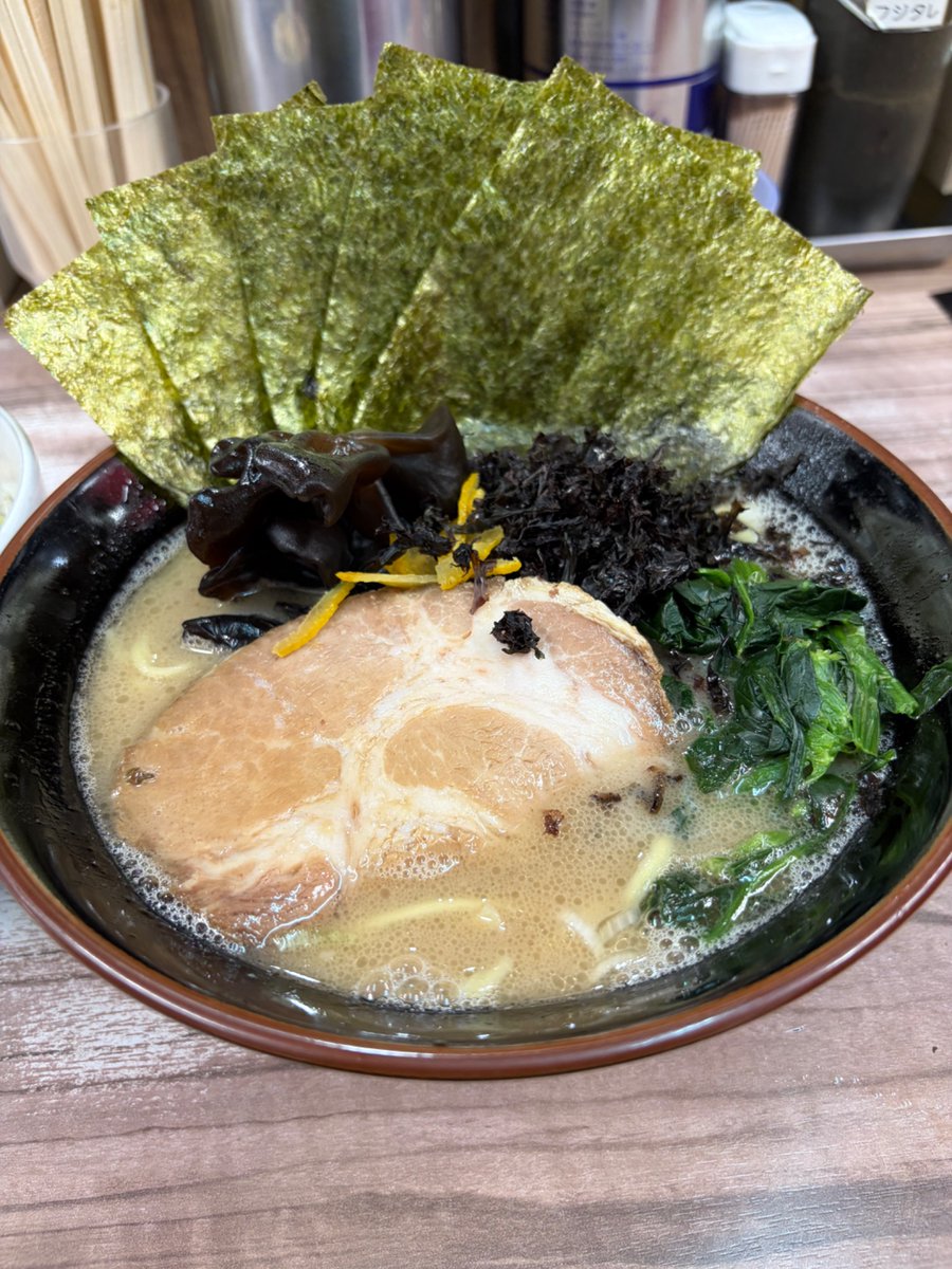 kahi911's tweet photo. 千葉県　千葉駅
武蔵家 富士見店
16周年）限定塩ラーメン、炙りマヨチャー丼

武蔵家らしい濃厚な動物スープ、無化調とは思えないパンチのある塩ダレでまとまったスープ。柚子や岩海苔の香り、キクラゲの食感と相性バッチリな印象な一杯でした。とくに柚子の香り◎ 26.06.21 https://t.co/UFLgvaZzx1