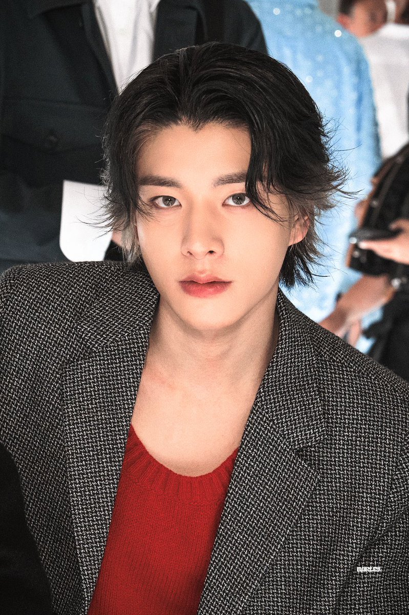 15ARCHIVEz's tweet photo. jake posing for his fansites. these photos sit at the same table! 

#제이크 #JAKE 
#PRADAxENHYPEN https://t.co/hBMp83Ly5M