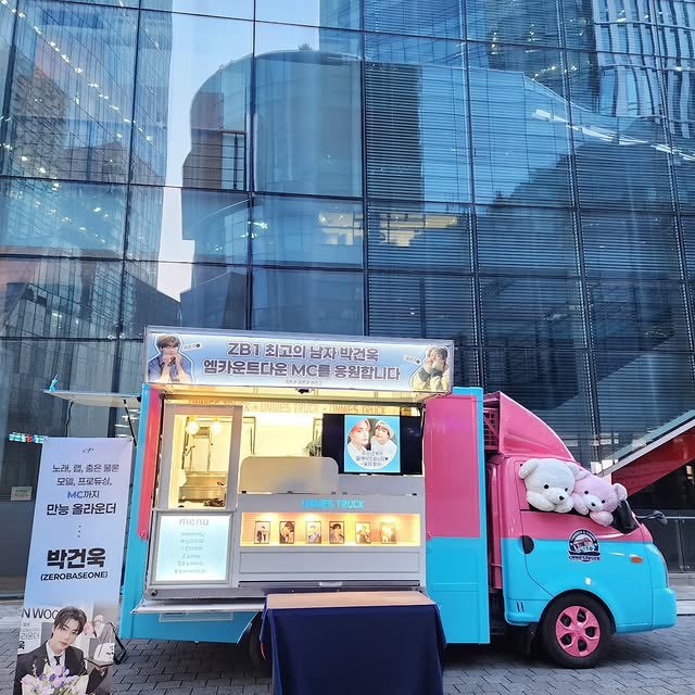 nukiwoong's tweet photo. most darling hyung dongsaeng duo that's always supporting each other's endeavours no matter what :')) https://t.co/7GAyBCV5J0