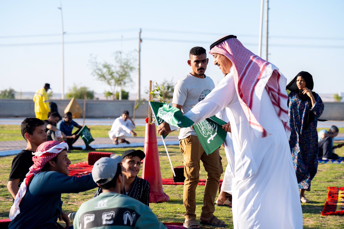 GuryatM's tweet photo. #بلدية_محافظة_القريات |🏆🇸🇦
#مدننا_تشجع_منتخبنا 

قامت البلدية بتوزيع الأعلام على الجماهير، لمؤازرة المنتخب الوطني “الأخضر”، في لوحةٍ وطنيةٍ تعبّر عن تلاحم المجتمع وروح الانتماء، وتجسّد الحضور الفاعل لأبناء المحافظة في دعم مسيرة الوطن في المحافل الرياضية https://t.co/P67sCFXgVu