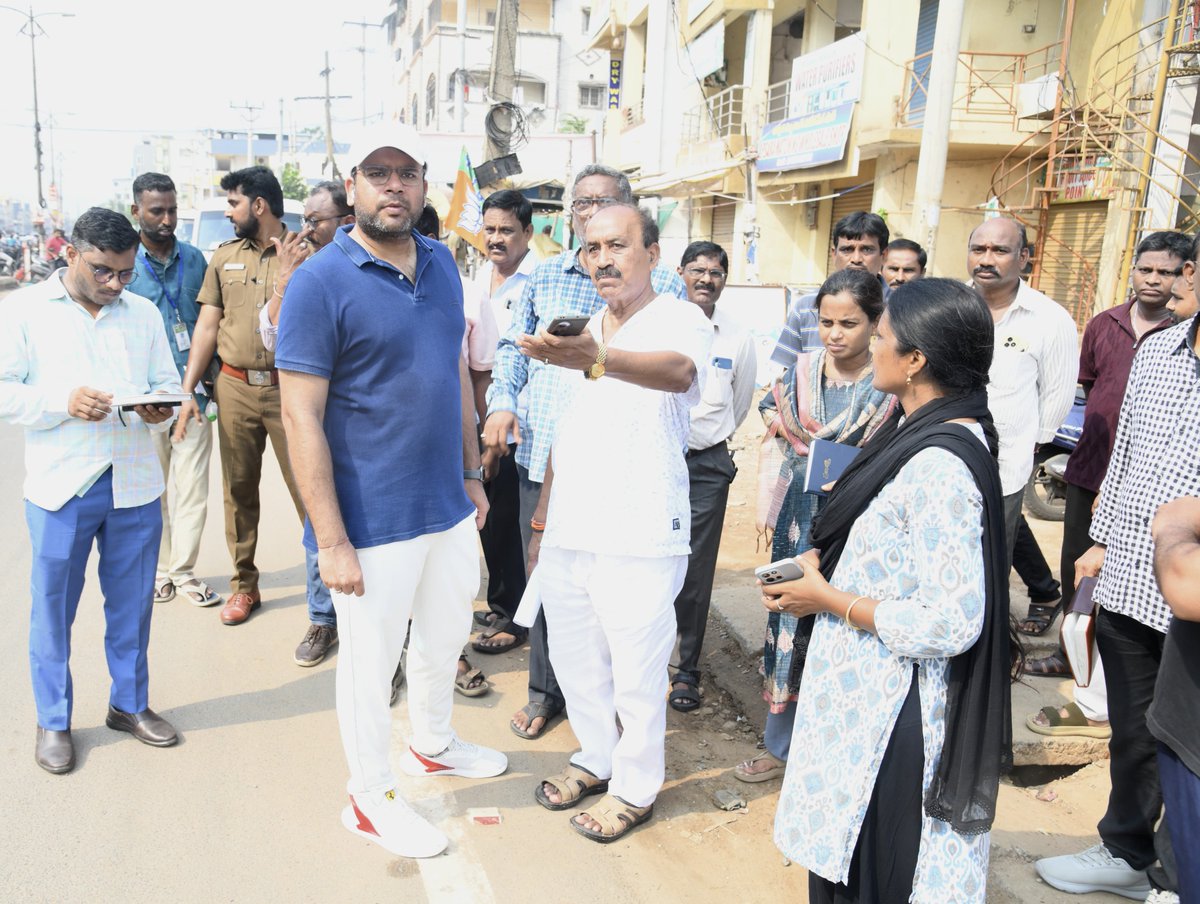 GVMC_VISAKHA's tweet photo. 🚧 Accelerating Infrastructure Development for a Better Visakhapatnam

GVMC Commissioner Ketan Garg inspected the ongoing 100-foot road widening works from Kurmannapalem to Duvvada and directed officials to expedite completion by resolving all pending issues on priority. The Commissioner also reviewed Ravula Cheruvu in Kurmannapalem and instructed officials to prepare proposals for street lighting and beautification works to enhance public convenience and promote sustainable urban development.

Committed to improving connectivity, infrastructure, and quality of life for the citizens of Visakhapatnam.

#gvmc #vizag #kurmannapalem #duvvada #ravulacheruvu

@AndhraPradeshCM 
@Ketangargmickey 
@SwachhBharatGov 
@SwachhaAndhra 
@SwachSurvekshan 
@swachhbharat 
@MoHUA_India 
@AmritMahotsav 
@CDMA_Municipal 
@pibvijayawada