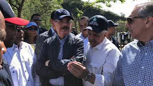 JuyoeliD's tweet photo. Danilo Medina: superviso avances de proyecto de cultivo. Bani.

El proyecto es resultado de la #VisitaSorpresa 139. Beneficia al Bloque de Productores Asociación Peravia-Valdesia.
📍 Provincia Peravia 

#PeraviaEsPLD
#ConElPLDSeVivíaMejor https://t.co/o2Y7dp9sgx