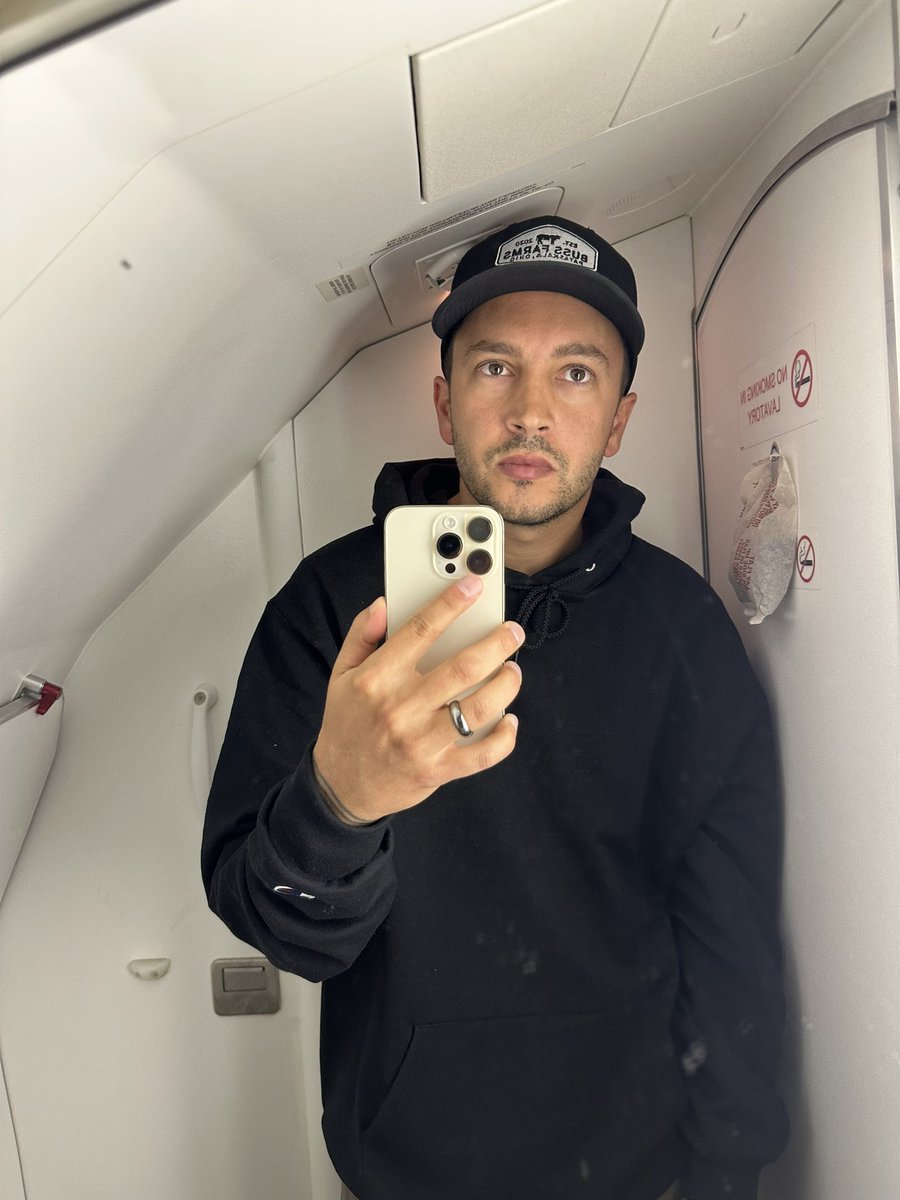 glitterpeterr's tweet photo. happy #pilotstwtselfieday !! https://t.co/j8GsAR7aHV