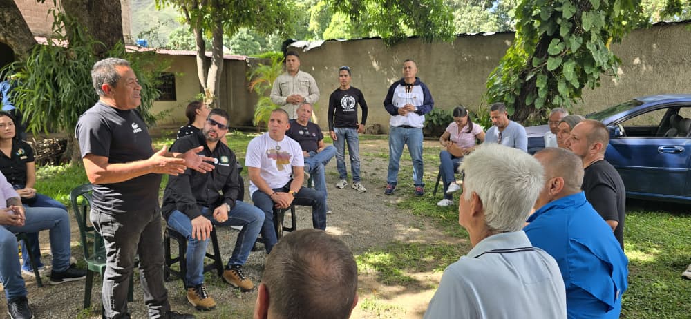 DouglasJimenez's tweet photo. #CARABOBO! Nos reunimos con las parroquias de #GUACARA para llegar allí abajo a las bases, para seguir organizandonos para lo que esta por venir, como la pongan la vamos a batear @ADemocratica esta en todos los rincones del país, democracia y libertad. https://t.co/wrZqR0URkZ