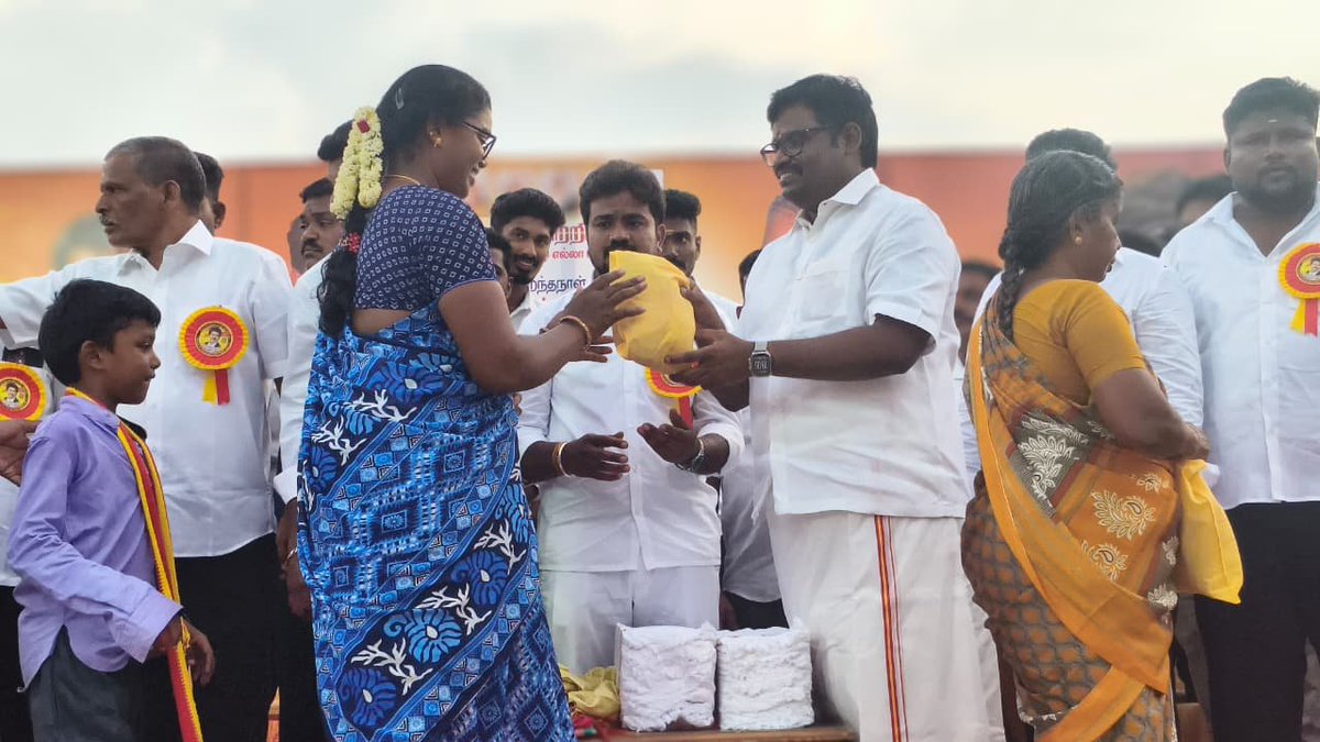 logintvk's tweet photo. நாமக்கல் மாவட்டம், வெண்ணந்தூர் ஒன்றியத்தில் மாண்புமிகு முதலமைச்சர் திரு. ச.ஜோசப் விஜய் அவர்களின் பிறந்தநாளை முன்னிட்டு நடைபெற்ற விழாவில், மாண்புமிகு வணிகவரித்துறை மற்றும் பத்திரப்பதிவுத்துறை அமைச்சர் திரு. த.லோகேஷ் தமிழ்ச்செல்வன், M.B.A., அவர்கள் தூய்மைப் பணியாளர்கள் மற்றும் பொதுமக்களுக்கு நலத்திட்ட உதவிகளை வழங்கினார்.
#HBDCMJosephVijay