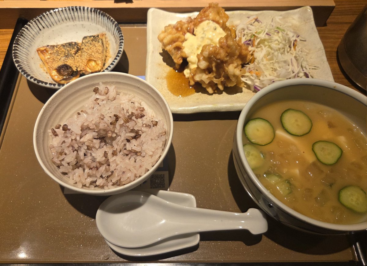 ootati__'s tweet photo. 体調悪化しすぎて外出れず。
薬は飲まなきゃだしやよい軒！！！
まじで喋れないくらい喉痛いーーーっ🥲 https://t.co/RuXrSup7rZ