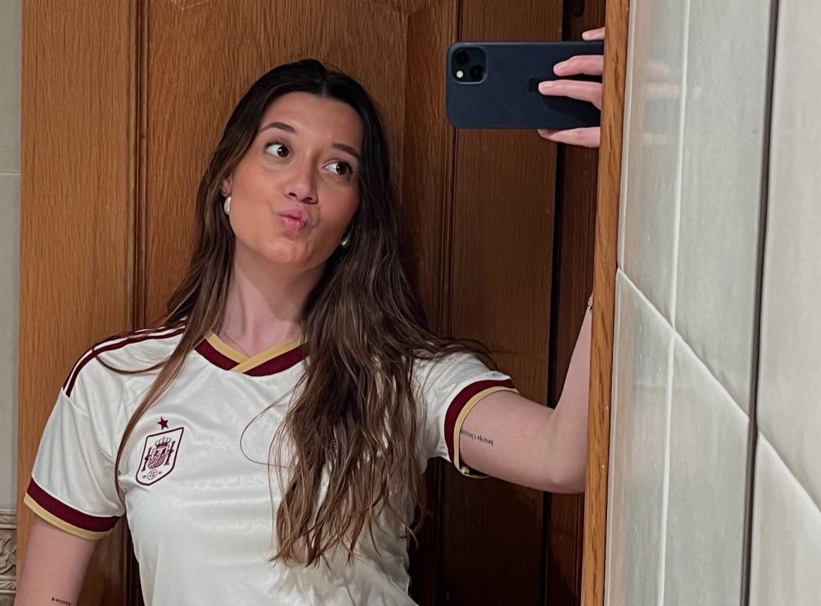 claudiagllanos's tweet photo. ❤️🇪🇸 https://t.co/AN9D8x04Ao