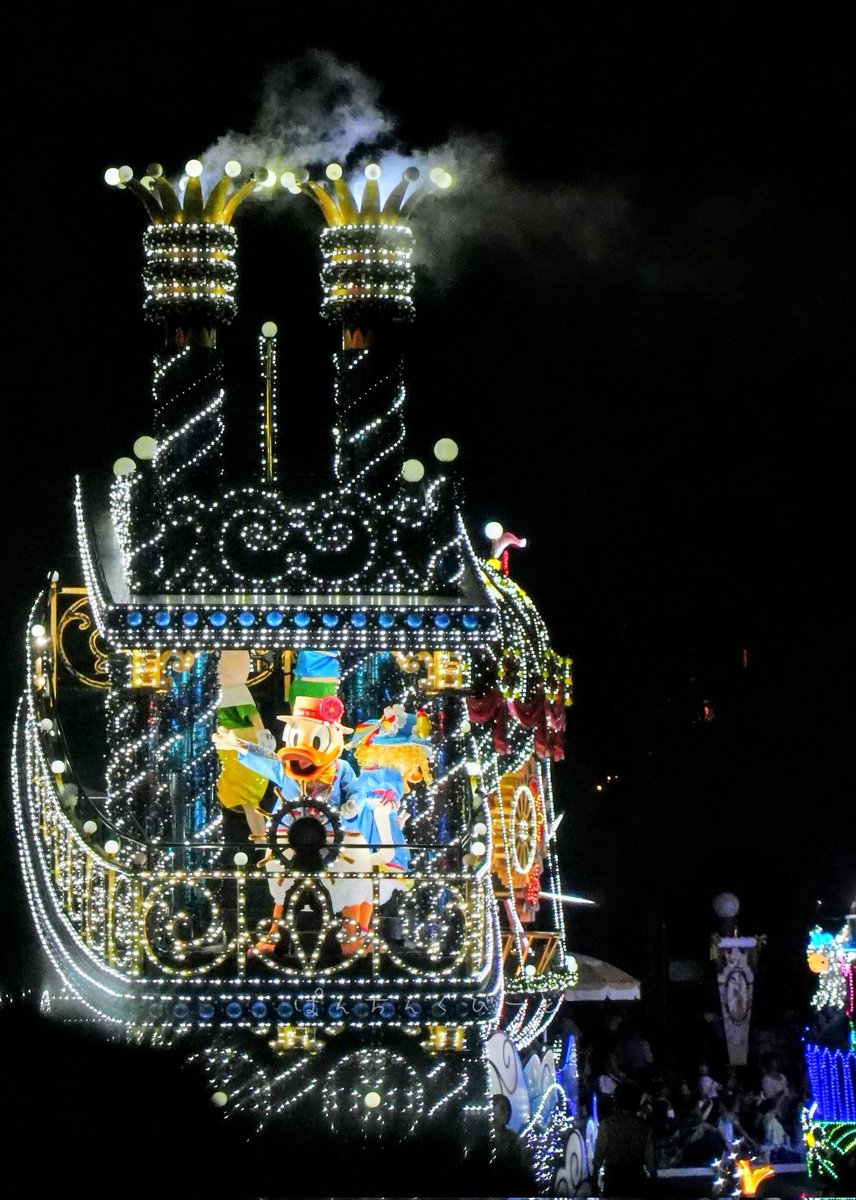 sfc6's tweet photo. 撮ろうと思ってた花火が
先週！？から夏の期間休止で…😓

仕方ないので🏰を絡めてパレードを撮ってみようと初めてくらいに真正面付近から📸

データ弄り倒してますが…
ブラックミストのフィルターが思った通り光をふんわりにしてくれて良い感じでした👍

#TDL https://t.co/C39HcYUiS3