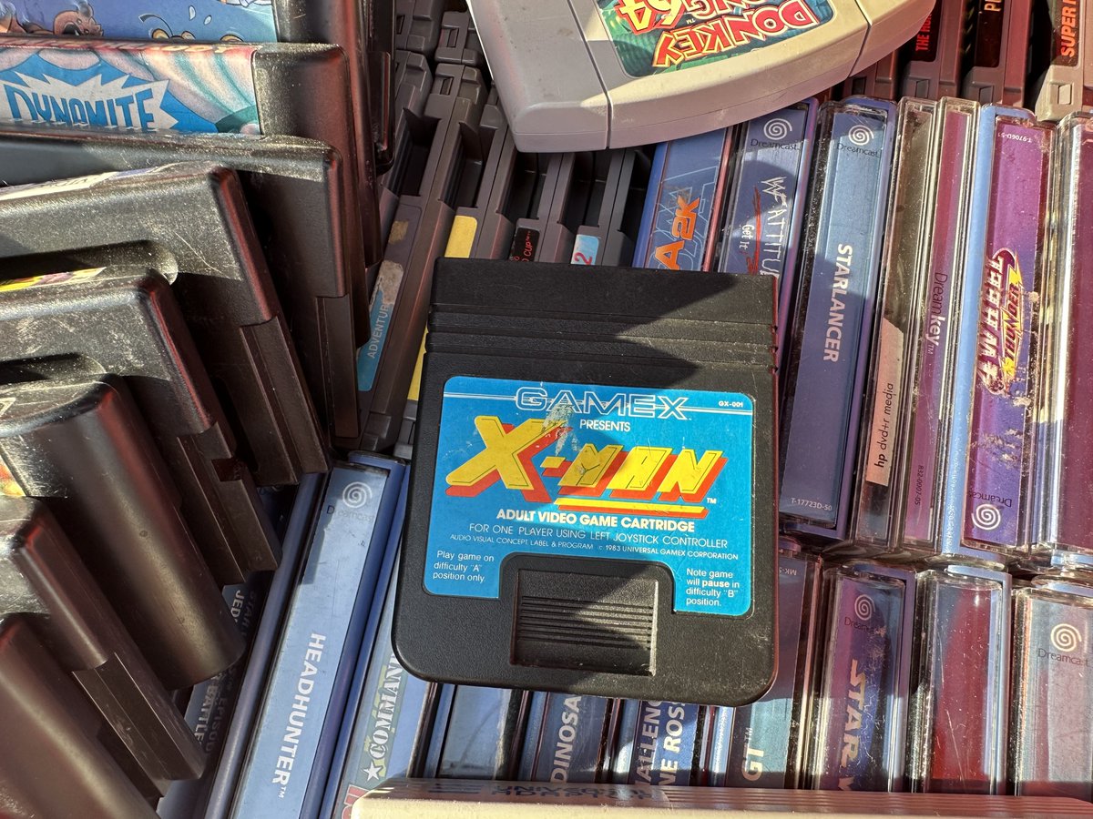 JoachimHesse's tweet photo. Wilder #Flohmarkt-Fund! Die Besitzerin wollte ihn leider nicht verkaufen, nachdem sie bei Ebay ein Angebot über €250 gefunden hatte. Bei #XMan handelt es sich um ein schlüpfriges Spiel für #AtariVCS von 1983, bei dem man einen nackten Pixelmann durch ein Labyrinth lenkt. https://t.co/2NWGsA8dKm