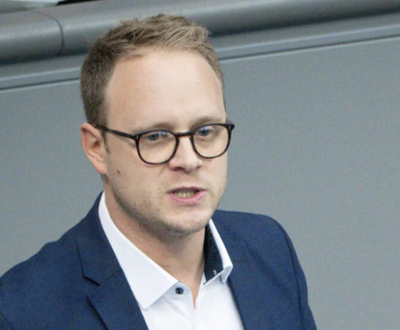 MitAktien's tweet photo. Der Grüne Marcel Emmerich will die AfD bei einem Wahlsieg in Sachsen-Anhalt vom Informationsaustausch der Innen-Ministerien "abtrennen" Richtig demokratisch diese Grünen.
Die mit Abstand schlimmste und zerstörerischste Partei Deutschlands! Deutschland ist erst wieder sicher, wenn die Grünen aus jedem einzelnen Parlament vom Wähler rausgekegelt sind.