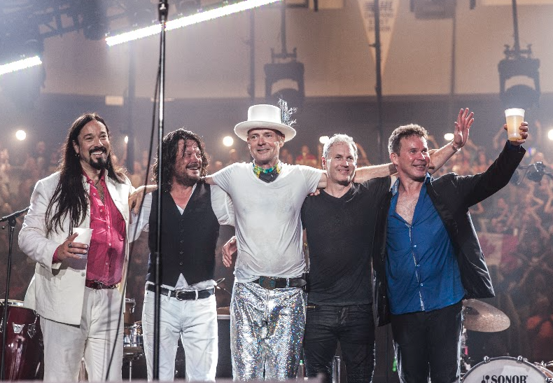 CanadaDotCom's tweet photo. Kingston going all-out to honour The Tragically Hip's farewell concert https://t.co/zAl3uzX4Ci https://t.co/zbxffPXD1X
