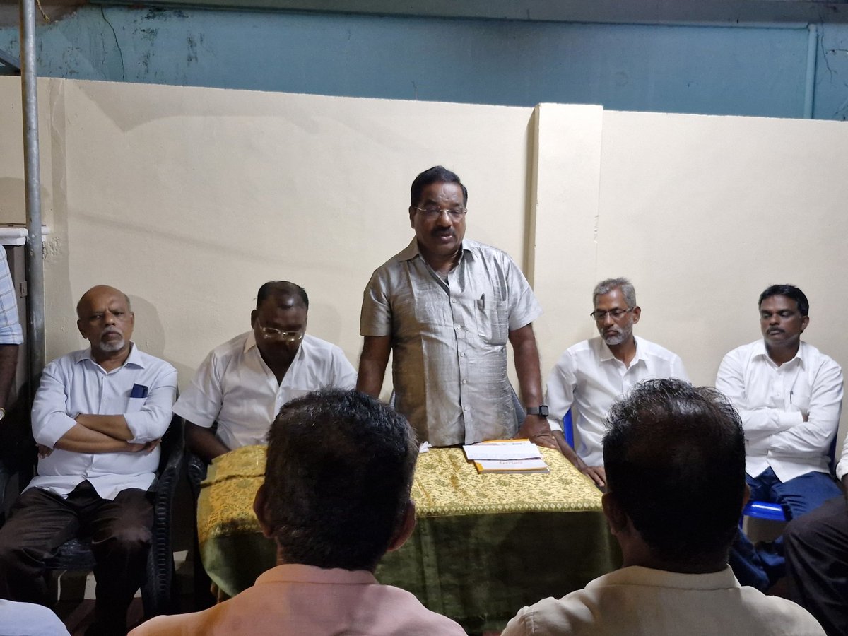 MaheshRDMK's tweet photo. #கழகநிர்வாகிகள்_கூட்டம்
நாகர்கோவில் மாநகர மேற்கு பகுதி 4-வது வட்ட கழக நிர்வாகிகள் கூட்டம் பகுதி செயலாளர் திரு.சேக்மீரான் அவர்கள் தலைமையில் பெருவிளை பகுதியில் நடைப்பெற்றது. நிகழ்ச்சியில் சிறப்பு விருந்தினராக கலந்து கொண்டு கழக வளர்ச்சிக்கான ஆலோசனைகள் வழங்கினேன்.
கடந்த  சட்டமன்ற தேர்தலில் பணியாற்றிய அனைத்து நிர்வாகிகள் மற்றும் கழக உடன் பிறப்புகளுக்கும் நன்றி கூறினேன். உடன் மாநகர செயலாளர் திரு.ஆனந்த், மாவட்ட அயலக அணி அமைப்பாளர் திரு.முகமது பஷீர்,வட்ட பிரதிநிதிகள் திரு.பீர் முகமது , அபு பக்கர்,மாமன்ற உறுப்பினர் திரு.அமல செல்வன்,மாநகர இளைஞரணி துணை அமைப்பாளர் திரு.மோகன் ராஜ்,மாநகர சுற்றுச்சூழல் அணி அமைப்பாளர் திரு.ராஜன்,மாநகர மாணவரணி அமைப்பாளர் திரு.முகமது ஷாலி,மாநகர பொறியாளரணி துணை அமைப்பாளர் திரு.பர்னபால்,கழக நிர்வாகி திருமதி.றோணிக்கம்,திரு.ரமேஷ்,திரு.பக்கர்,திரு.பஷீர்,திரு.அப்பாஸ்,திரு.ராஜன்  திரு.நவாப்,அக்பர் மற்றும் கழக நிர்வாகிகள் அணிகளின் நிர்வாகிகள் கலந்து கொண்டனர். @mkstalin
@arivalayam
#DMK
#MKStalin
#UdhayanidhiStalin
#DMK_Kanyakumari_East
#Dmkkanyakumari
