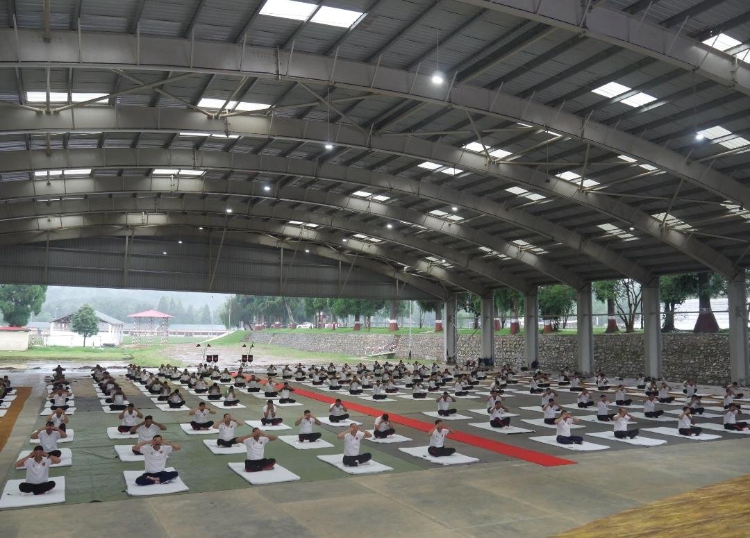 easterncomd's tweet photo. United by Yoga, Inspired by Wellness 

On #InternationalYogaDay2026, special yoga sessions were conducted with great enthusiasm across all stations of #101Area under the aegis of #EasternCommand.

Service personnel and their families actively participated, embracing the spirit of yoga and the theme #YogaForHealthyAgeing.

योग से एकजुट, स्वास्थ्य से प्रेरित 

#InternationalYogaDay2026 के अवसर पर #पूर्वी_कमान के तत्वावधान में #101Area के सभी सैन्य स्टेशनों पर उत्साहपूर्वक विशेष योग सत्र आयोजित किए गए।

सैनिकों एवं उनके परिवारों ने बढ़-चढ़कर भाग लिया तथा योग की भावना और #YogaForHealthyAgeing की थीम को अपनाया।

#भारतीय_सेना
#पूर्वी_कमान
#राष्ट्र_प्रथम
#योगभारत 
#अंतर्राष्ट्रीययोग
#IndianArmy
#EasternCommand
#NationFirst
#IDY2026 
#YogaDay 
#YogaForHealthyAgeing
#InternationalYogaDay

@adgpi
@SpokespersonMoD
@HQ_IDS_India
@indiannavy
@IAF_MCC
@official_dgar
@ProDefKolkata
@IndiaCoastGuard
@HQ_DG_NCC
@EAC_IAF
@IN_EasternFleet
@IN_HQENC
@moayush

Facebook  -https://t.co/SbFnBc4B1T
Instagram  - https://t.co/lUNd0o4gQT