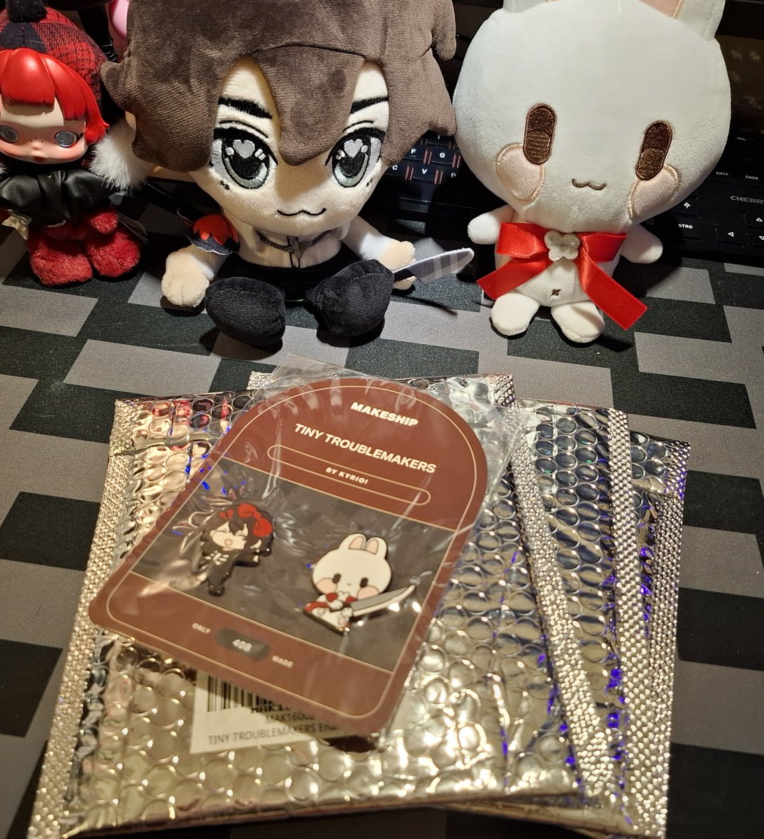 MsMelChan's tweet photo. Earlier this week my pins arrived:3
They are so cute!:3
I'm glad I've bought a few so I can pin them to multiple places ^^

Just like the plushies: another great quality product from Makeship:3

#KyrioCifer #Makeship https://t.co/DyX1xVuzZd