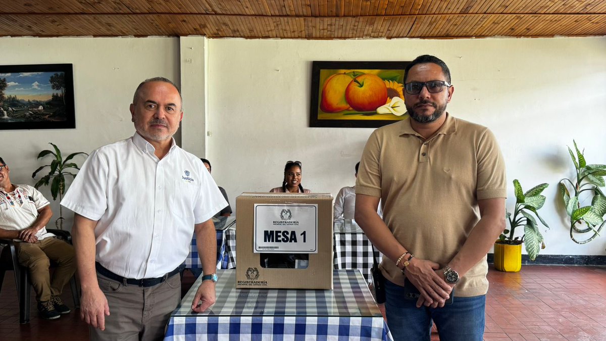 MinjusticiaCo's tweet photo. 🇨🇴 La democracia se fortalece con la presencia y el trabajo articulado de las instituciones en los territorios.

#Elecciones2026 | El ministro de Justicia, Jorge Iván Cuervo (@cuervoji), participó en la apertura de la jornada de segunda vuelta de las elecciones presidenciales en Colombia, junto con el coronel Alexander Melo Restrepo, jefe de Estado Mayor y segundo comandante de la Brigada, el secretario del Interior del Quindío, Jaime Andrés Pérez Cotrino, el director del Establecimiento Penitenciario de Peñas Blancas, abogado Luis Vicente Gaviria Tabares, y el coronel Carlos Mario Bustamante Bermúdez, comandante del Departamento de Policía Quindío.

Además, las autoridades realizaron un recorrido por el centro penitenciario para conocer de primera mano sus condiciones y dialogar sobre el desarrollo de la jornada electoral en el departamento. 🗳️🇨🇴