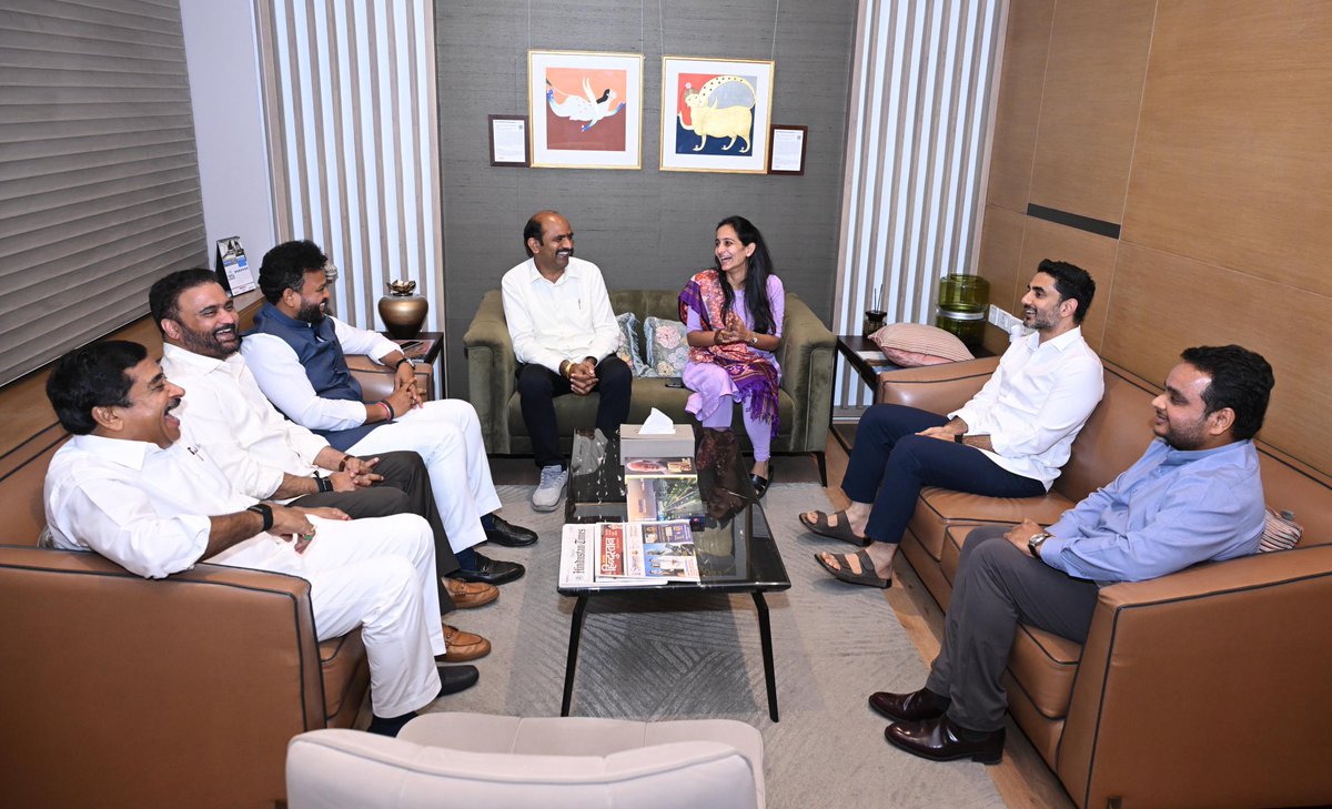 koushikitdp's tweet photo. రిపబ్లిక్ టీవీ కాంక్లేవ్‌లో పాల్గొనటానికి ఢిల్లీ చేరుకున్న మంత్రి నారా లోకేష్ గారికి స్వాగతం పలికిన టిడిపి ఎంపీలు..!!
#NaraLokesh
#LokeshInDelhi
#iTDPforTDP https://t.co/RMBm8QarlA