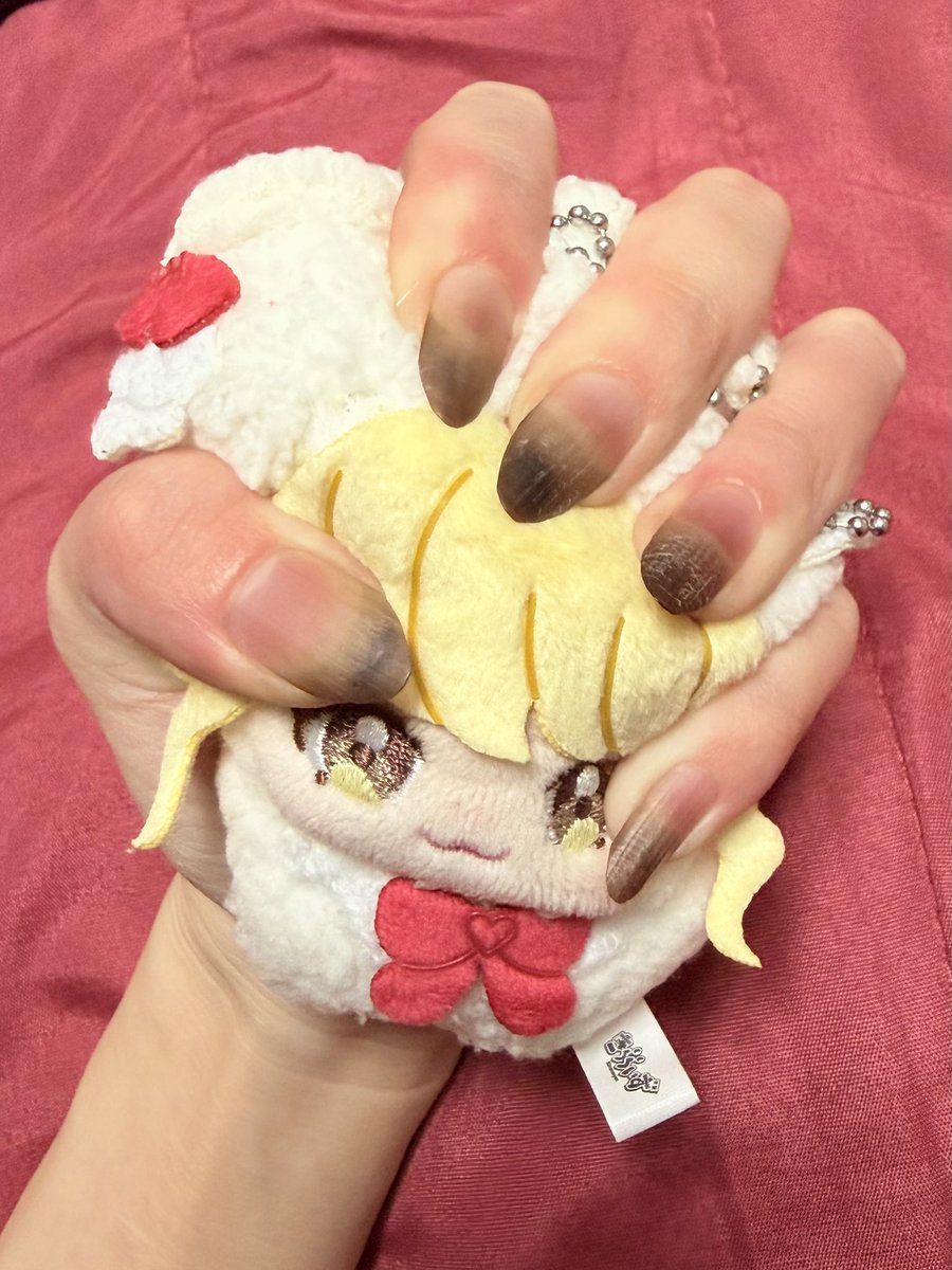 _yunyah_'s tweet photo. 仕事の塗料のせいで爪真っ黒じゃねーか！！！！！！どうすんだよおい！！！！！！！どうすんだよ！？！？！！？？！！

「ナーのせいじゃないのナー…知らないのナー…やめちぇナァ…」 https://t.co/t3EJNCmqFb