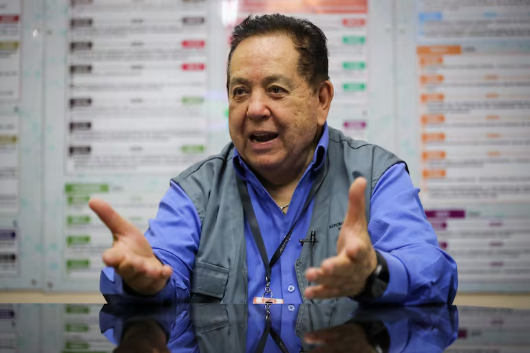 chiqui_avalos's tweet photo. TSJE: Denuncias contra multiplicación de votos
LOS 24 MINUTOS MAS LARGOS DE LA HISTORIA
Resultados contrarian propias leyes del tiempo.

El asesor del TSJE  Luis Alberto Mauro detalló que en más de 10 años de trabajo  nunca antes había visto una“bajísima participación, no recuerdo una igual”.
Precisó que un corte a las 10:00, la  (ANR) tenía un 16% de participación, mientras que el Partido Liberal Radical Auténtico (PLRA) un 9%.
Para un segundo corte, alrededor de las 13:00, era de 34% para la ANR y 18% para el PLRA. Y a las 15.36 ( 24 minutos antes del cierre de los portones) estimó que la concurrencia total era de aprox. 24%.

DESAFIO A LA RAZON
Si se suman a ese tiempo restante antes del corte, los votos de quienes ya estaban dentro de los colegios electorales, el tiempo no llegaría a la hora y media. Los cálculos de bocas de urna, encuestadores, periodistas y otras autoridades del Tribunal coincidían en esa precisión bajísima.
Sin embargo, horas después, el Min, César Rossel habla de la "extraordinaria concurrencia que superó el 50% marcando un récord en la historia de la institución".
Era posible, que en ese tiempo mencionado, los 24 minutos mas los rezagados, se DUPLICARA la cantidad de votos depositados en casi 9 (NUEVE HORAS) de los comicios?

UN INFORME TECNICO
Pero a esa multiplicación inexplicable (Einstein, podría?)de los votos, se suma un lapidario informe de irregularidades, generado por un grupo de especialistas,  habla de "una adulteración sistemática, premeditada y determinista  de los resultados", y que está en condiciones de demostrarlo próximamente.
Dejo a los analistas su meduloso informe. Me quedo con el sorprendente aluvión de votos, fisicamente imposible, confirmado por la versión del propio Mauro, y el rebautizado "Gerente del fraude" Carlos Ljubetich, cuya trayectoria zizagueante en el TSJE, desde su salida en 2016, y su curioso retorno años después, alimentan muchas sospechas.
Como dijo un amigo que sabe mucho de "tramparencia" electoral:
-Es un indigesto aperitivo para la legitimidad de próximas elecciones de octubre y de 2028