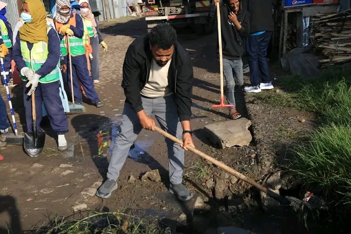 Akw9_pp's tweet photo. በአቃ/ቃ/ክ/ከ/ ወረዳ 09  የክረምት በጎ ፈቃድ መርሃ ግብር አካል የሆነው ሰፊ የፅዳት ንቅናቄ በአቃቂ ቃሊቲ ክፍለ ከተማ በሚገኙ ወረዳዎች ተካሂዷል። https://t.co/9s3LAg2KOj