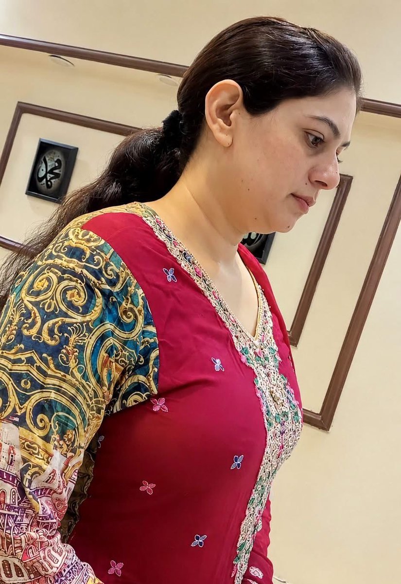 NadiiaMaliikAJK's tweet photo. دوستو، مجھے ایک مشورہ چاہیے۔ میری شادی ہو چکی ہے لیکن یہ شادی میری مرضی کے خلاف ہوئی تھی۔ میرے شوہر سعودی عرب میں مزدوری کرتے ہیں اور میرے دو بچے بھی ہیں، لیکن میں اپنی شادی سے خوش نہیں ہوں۔

جس شخص سے میں محبت کرتی تھی، وہ مجھے کہتا ہے کہ سب کچھ چھوڑ کر میرے پاس آ جاو۔ اب میں بہت پریشان ہوں اور سمجھ نہیں آ رہا کہ کیا کروں۔ کیا میرا بوائے فرینڈ واقعی میرا ساتھ دے گا اگر میں اس کے پاس چلی جاؤں؟ یا ایسا تو نہیں ہوگا کہ میں ادھر کی بھی نہ رہوں اور وہ بھی مجھے قبول نہ کرے؟

پلیز، مجھے اچھا اور مخلصانہ مشورہ دیں کہ مجھے کیا کرنا چاہیے۔ میری زندگی اور میرے بچوں کا مستقبل اس فیصلے سے جڑا ہوا ہے، اس لیے میں بہت سوچ میں ہوں۔ 🙏💔