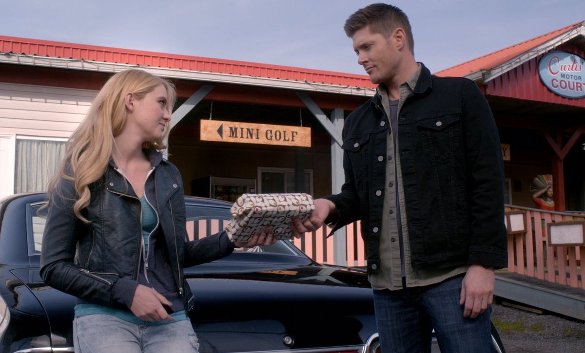 pig_in_a's tweet photo. thinking how both dean and cas gave a gift to their daughter and she kept them https://t.co/0poo6TXSIA