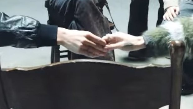 lolitavkoo's tweet photo. Taehyung big hand can cover up jungkook's whole hand https://t.co/N72V5ref3O