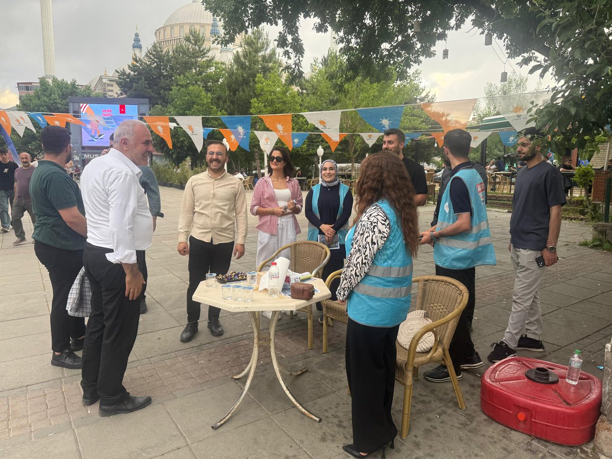 akgenclikmus's tweet photo. AK Gençlik Muş’ta Sahada! 📍

AK Parti Muş İl Gençlik Kolları olarak kurduğumuz üye kayıt standımızda hemşehrilerimizle buluştuk. Ziyaretçilerimize sunduğumuz ikramlar eşliğinde hem samimi sohbetler ettik hem de partimize yeni yol arkadaşları kazandırdık.  🇹🇷 https://t.co/nMPjPUelGE