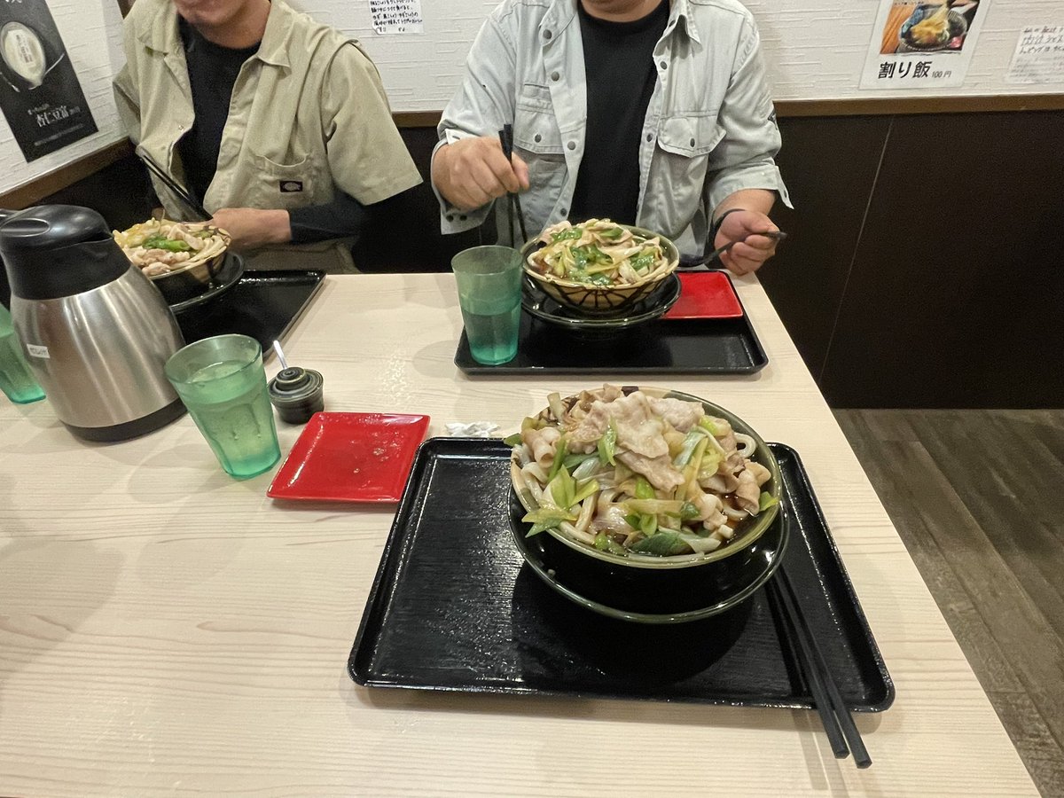 Negoya_World's tweet photo. 1人1台貨物車で飯 https://t.co/UOJN3En150