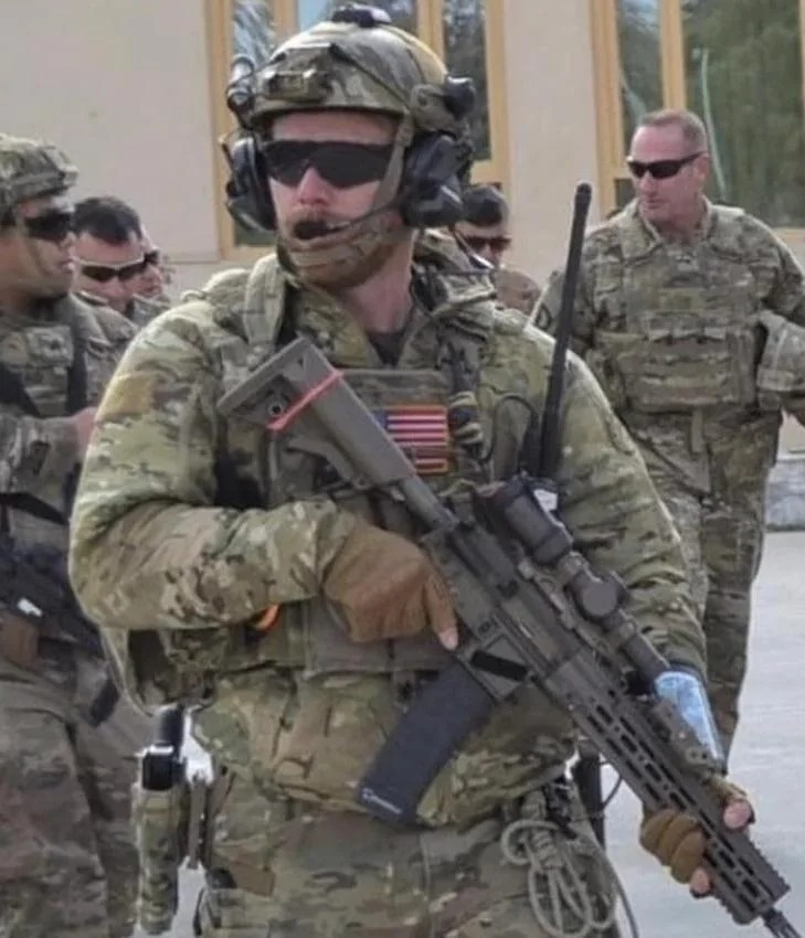 _ZonaTactica_'s tweet photo. 🇺🇸Delta Force, 30 años después.

El primer operador no llevaba menos porque gran parte de la tecnología actual simplemente no existía o no estaba disponible en un formato práctico.

Ambos operadores probablemente eligieron la mejor configuración disponible para su misión y época. https://t.co/vqdwxuJ55N