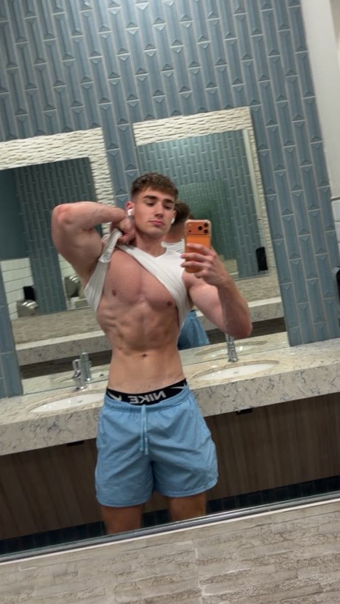 alpha_ty22's tweet photo. All you losers better wish daddy a happy Father’s Day and get me a nice gift on thron3😈🤑 https://t.co/mf4XWfXpG4
