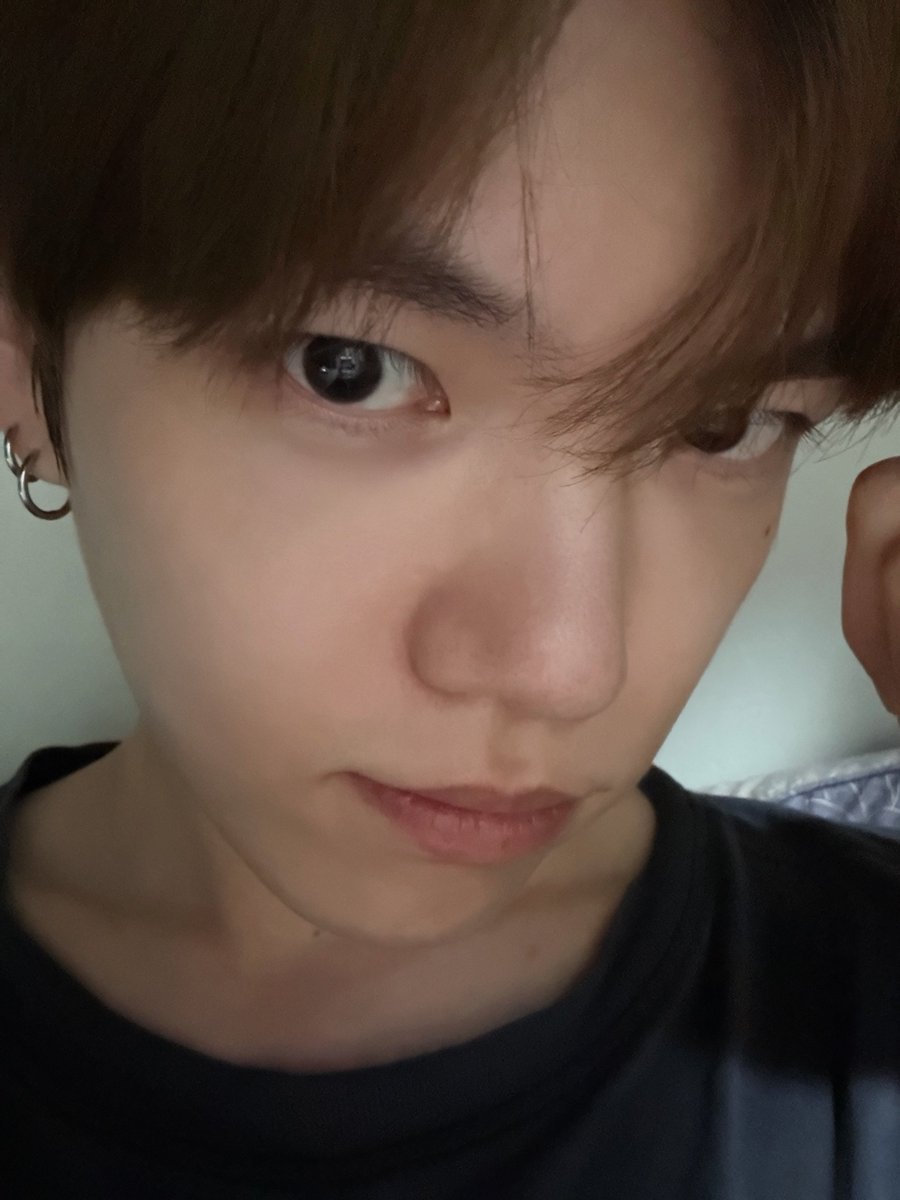 scotchrang's tweet photo. 분명방금보낸건데 왜이렇게익숙하지싶어서 찾아봤더니 오늘찍은거라해도 믿을굿나잇셀카두개 더 발견함.. https://t.co/gvxoJ8wRjh
