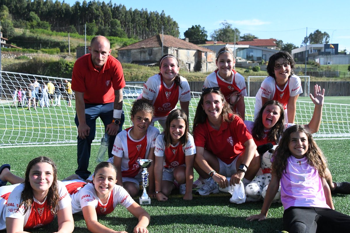 sdovaldenaron's tweet photo. 🏆 As nosas alevíns femininas, CAMPIONAS do Torneo do EFB Amistade!
Equipo curto en número, enorme en compromiso. Sen faltar case a ningún partido na tempada, e onte, a pesar da calor, levaron o trofeo para Narón.
Parabéns, nenas! Isto é só o principio
#imusval⚪🔴🔴⚪ https://t.co/gtH5WZvBIz