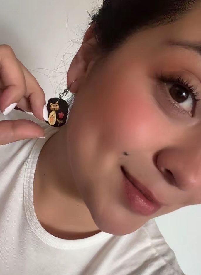 CiApraez's tweet photo. Salí a votar de blanco, con mis aretes de gato y con la fe de que ganaremos 🫰🏿 https://t.co/MEkbBDSva3