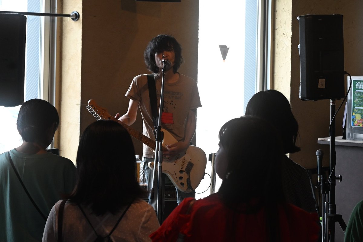 niineotsuka's tweet photo. やついフェス、見に来てくれた人ありがとう。大塚久生(ニーネ)、半分会場で歌詞を考えた新曲「明日は嫌い」をやりました。出番後はカメラマン茅野くんと歩き周り、沢山写真を撮ってもらいました。TOMOVSKYさんワタナベイビーさんの会場では何故か「謎の青年」としてステージに上がっていました。 https://t.co/GOV6wrooKp