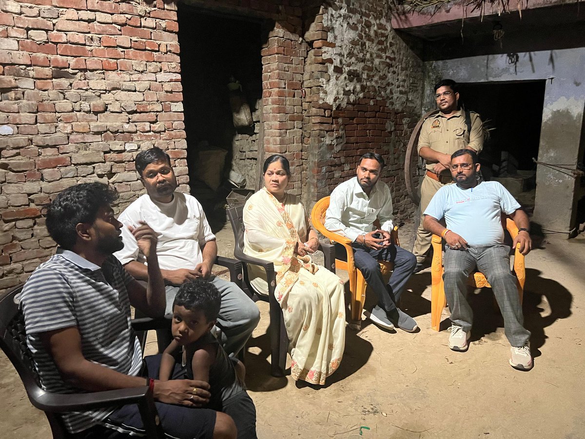SanjuDeviMLA's tweet photo. टाण्डा विधानसभा क्षेत्र के मकोइया निवासी श्री शिवावीर गुप्ता जी के छोटे भाई के निधन की दुःखद सूचना प्राप्त होने पर उनके आवास पहुँचकर शोकाकुल परिवार से भेंट की तथा दिवंगत आत्मा को भावभीनी श्रद्धांजलि अर्पित की।

ईश्वर से प्रार्थना है कि दिवंगत पुण्यात्मा को अपने श्रीचरणों में स्थान प्रदान करें तथा शोक-संतप्त परिजनों को यह असहनीय दुःख सहन करने की शक्ति दें।