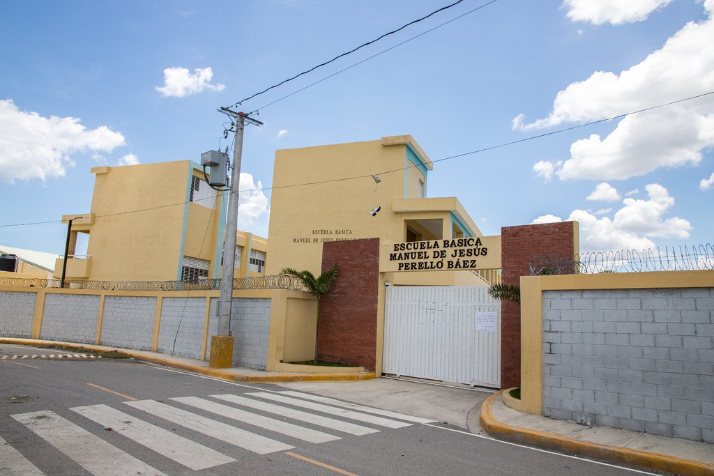 JuyoeliD's tweet photo. 📍 Provincia Peravia 

Municipio: Baní

Nombre: Centro Educativo Del Nivel Primario Manuel De Jesús Perelló Báez (Básica Santa Rosa), en el Sector Santa Rosa

Cantidad de aulas: 28

Estudiantes beneficiarios: 945.

#PeraviaEsPLD
#ConElPLDSeVivíaMejor https://t.co/ESEkC5shFY