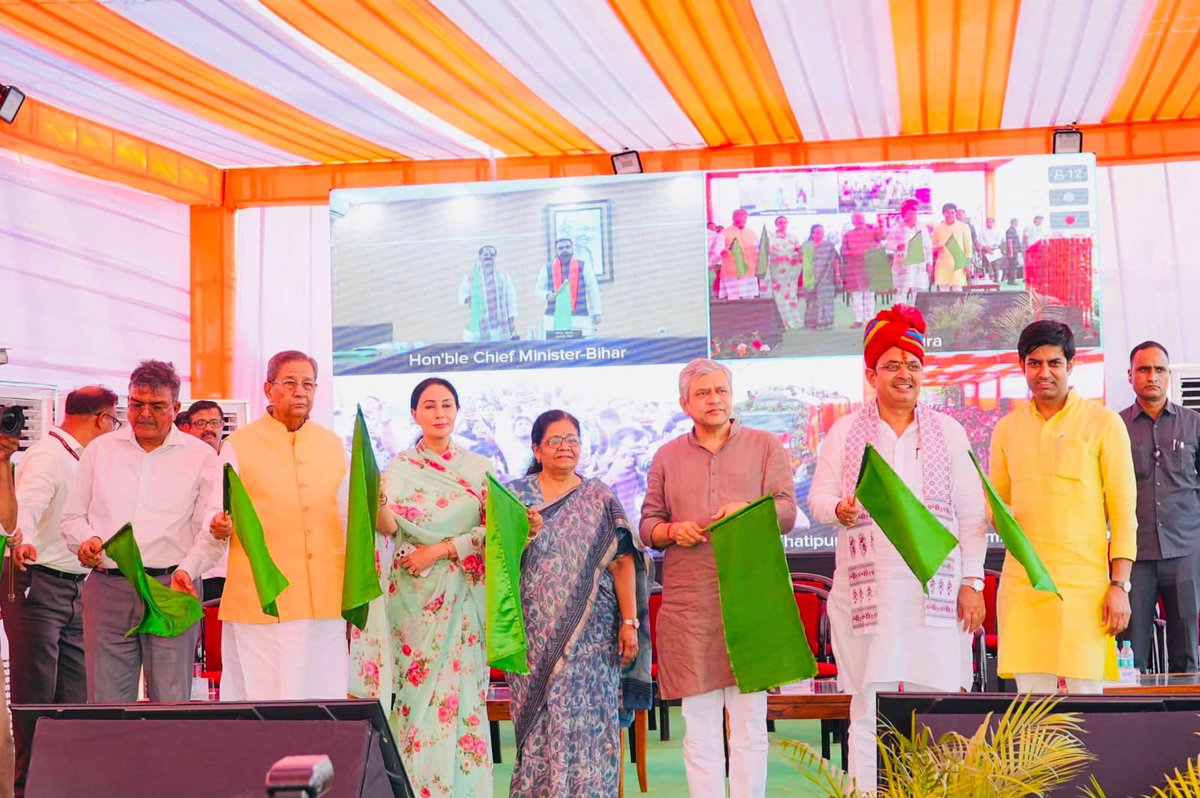 KailashvermaBJP's tweet photo. || राम राम सा ||
जयपुर में रेल सेवाओं के विस्तार, आधुनिकीकरण और जनसुविधाओं की दिशा में जयपुर (खातीपुरा) - दरभंगा अमृत भारत एक्सप्रेस ट्रेन का आज खातीपुरा रेलवे स्टेशन से माननीय मुख्यमंत्री श्री @BhajanlalBjp जी एवं केंद्रीय रेल मंत्री श्री @AshwiniVaishnaw जी की गरिमामई उपस्थिति में शुभारम्भ किया गया। 

यह रेल परियोजना राजस्थान के जयपुर, उत्तरप्रदेश तथा बिहार के बीच रेल कनेक्टिविटी को और अधिक सुदृढ़ करेगी। साथ ही, यात्रा को ओर अधिक सुगम एवं सुविधाजनक बनाएगी।

इस ऐतिहासिक रेल सौगात के लिए माननीय प्रधानमंत्री श्री @narendramodi जी व रेल मंत्री जी का हार्दिक आभार, धन्यवाद।

इस अवसर पर उपमुख्यमंत्री श्रीमती @KumariDiya जी,राज्यसभा सांसद श्री @gtiwariindia जी, जयपुर सांसद श्रीमती @Manju4bjp जी सहित रेलवे के अधिकारियों सहित अन्य महानुभाव उपस्थित रहे।