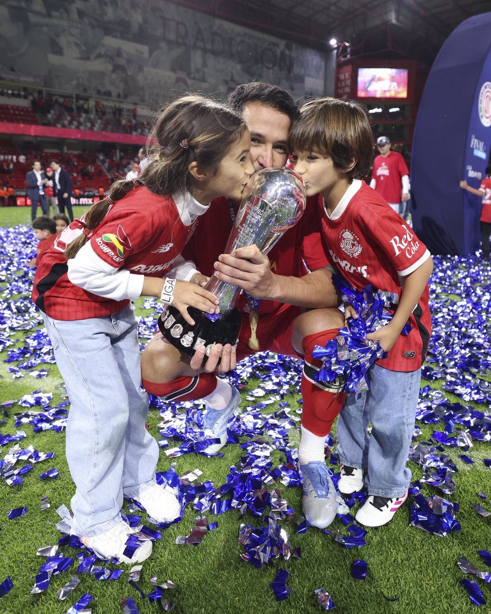 TolucaFC's tweet photo. Campeones dentro y fuera de la cancha. ¡Feliz día! ❤️‍🔥👹 https://t.co/FaTW2recNr