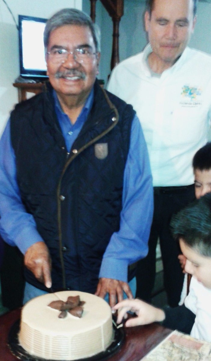 NaptuneM's tweet photo. Mi padre fue llevado a los 12 años a vivir a Paracho. Ahí se enseñó a hacer guitarras y trabajaba junto con su hermano mayor para poder pagarse sus estudios. Ahí entró a la secundaria, mi tío Hilario lo llevó y dijo que tenía que estudiar porque mi abuelo pensaba que ya debía https://t.co/ad9HXSizc5