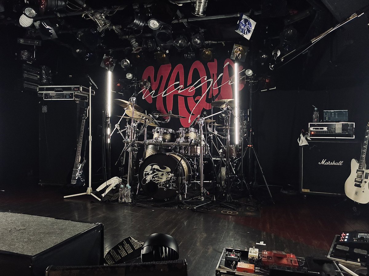 Sma1le25's tweet photo. MAQIAのライブに行ってきました🎫

志雄さんのドラムはどうしてあんなにも気持ち良い音なんでしょうね？

一打の閃光が凄まじくて、心の扉の鍵さえも真っ二つに割ってくれそうです(パッカーン)

｢業に燃ゆ｣(そこに鳴る)の頃からずっと私の最推しドラマーです🥁⚡️

#チームマキア #ヌルヌルマキア https://t.co/5vvxiahslm