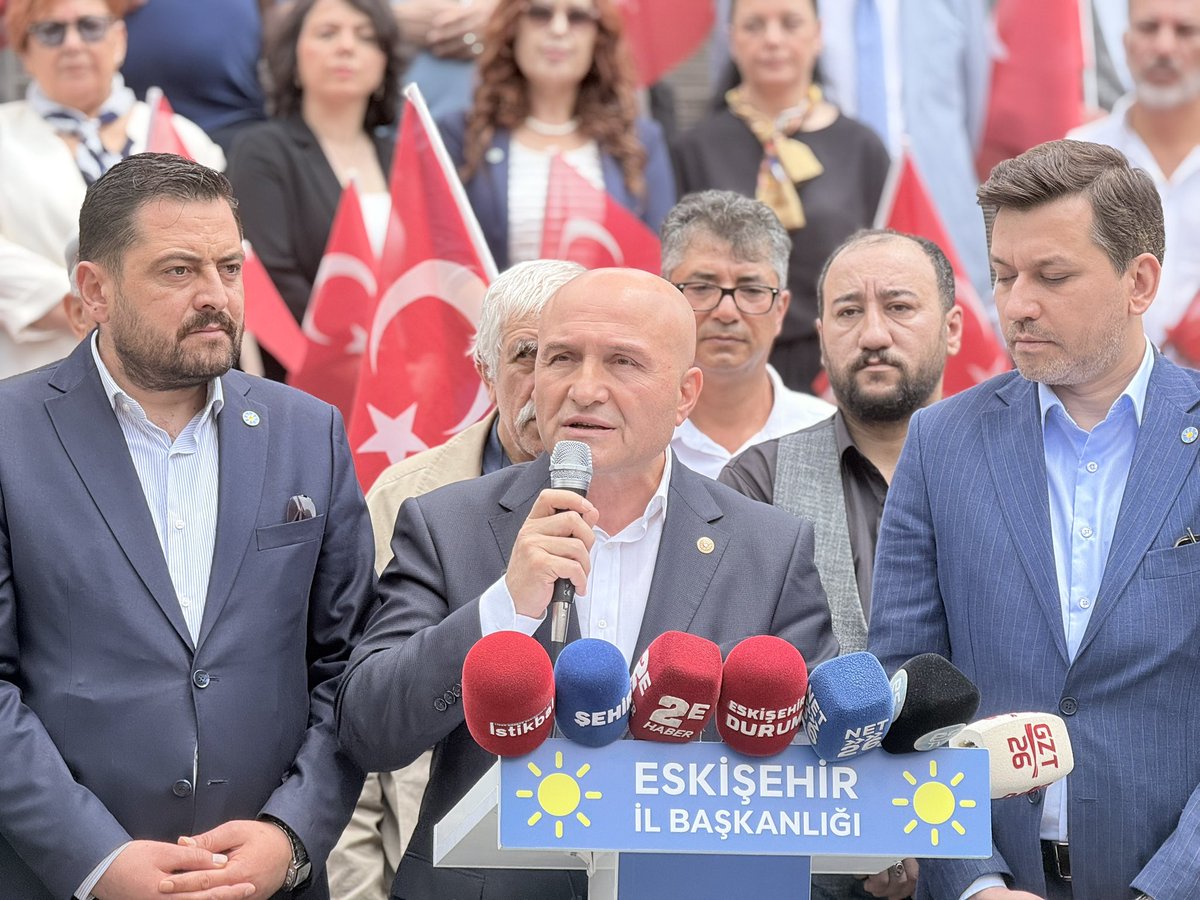 55erhanusta's tweet photo. 📍 Eskişehir’deyiz!

📌 GİK Üyemiz Melih Aydın, Eskişehir İl Başkanımız Serdar Ulucan, ilçe başkanlarımız ve teşkilat mensuplarımızla birlikte;

🇹🇷 27 Haziran’da gerçekleştireceğimiz büyük miting öncesinde basın mensuplarıyla bir araya gelerek neden Eskişehir’de olduğumuzu ve milletimizi neden Tandoğan Meydanı’na davet ettiğimizi anlattık.

🇹🇷 Haksızlığa, hukuksuzluğa, sefalete ve bu acımasız düzene itirazı olan herkesi; adalet, demokrasi ve millet iradesi için 27 Haziran’da Ankara Tandoğan Meydanı’nda bayrak açmaya davet ettik.