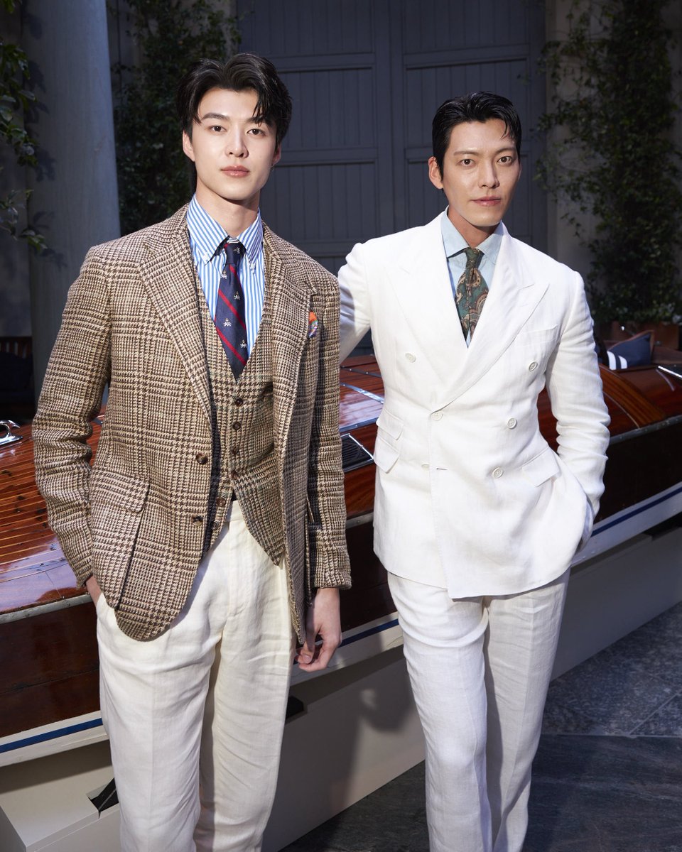 tpopupdate's tweet photo. “มีน–นิชคุณ” พร้อมเหล่าคนดังระดับโลกร่วมชมแฟชั่นโชว์ “Ralph Lauren Purple Label & Polo Ralph Lauren Spring 2027 Collections” 

สร้างความประทับใจบนเวทีแฟชั่นระดับโลกอีกครั้งเมื่อ มีน–นิชคุณ ขจรบริรักษ์ ได้รับเชิญร่วมชมแฟชั่นโชว์เปิดตัวคอลเลกชัน Ralph Lauren Purple Label และ Polo Ralph Lauren Spring 2027 ณ เมืองมิลาน ประเทศอิตาลี พร้อมร่วมเคียงข้างเหล่าคนดัง อาทิ คิม อูบิน, ลูอิส แฮมิลตัน, เฮนรี โกลดิง, ทาดาโนบุ อาซาโนะ และโชตะ มัตสึดะ ที่มาร่วมสัมผัสความยิ่งใหญ่ของคอลเลกชันใหม่นี้

ภายในงาน “มีน–นิชคุณ” ปรากฏตัวในลุคจาก Polo Ralph Lauren Spring 2026 Collection สะท้อนความสง่างามและสไตล์สุภาพบุรุษร่วมสมัยตามแบบฉบับ Ralph Lauren ที่ถ่ายทอดความสง่างามแบบสุภาพบุรุษร่วมสมัยผ่าน RL67 Summer Tweed Jacket และ Summer Tweed Waistcoat ที่ตัดเย็บอย่างประณีตในประเทศอิตาลีจากผ้า Summer Tweed ซึ่งพัฒนาขึ้นเป็นพิเศษจากลินิน ไหม และขนแกะ โดดเด่นด้วยลวดลาย Glen Plaid คลาสสิก พร้อมจับคู่กับ Pleated Linen Suit Trousers กางเกงผ้าลินินทรงคลาสสิกที่ช่วยเติมเต็มลุคให้ดูเนี้ยบและเหนือกาลเวลา สะท้อนเอกลักษณ์ของ Ralph Lauren Purple Label ผ่านงานตัดเย็บอันประณีต วัสดุชั้นเลิศ และสไตล์เหนือกาลเวลาได้อย่างสมบูรณ์แบบ

สำหรับคอลเลกชัน Spring 2027 ทาง Ralph Lauren ต้อนรับฤดูใบไม้ผลิปี 2027 ผ่านคอลเลกชัน Purple Label และ Polo Ralph Lauren ที่ถ่ายทอดเรื่องราวการเดินทางแห่งการผจญภัย ความหรูหรา และจิตวิญญาณแห่งความคลาสสิกเหนือกาลเวลา หลอมรวมเข้าไว้ด้วยกันในคอลเลกชันนี้

โดยคอลเลกชัน Purple Label ถ่ายทอด 3 เรื่องราวที่มีเอกลักษณ์เฉพาะตัว ภายใต้แนวคิดความหรูหราแบบอเมริกัน เปิดตัวด้วยโทนสีนิวทรัลและสีคราม ผ่านสูทผ้าไหมผสม เสื้อเชิ้ตคอจีน และเสื้อตัวนอกที่ผสานความเรียบง่ายเข้ากับธรรมชาติได้อย่างลงตัว สะท้อนภาพการพักผ่อนอย่างมีระดับบนเกาะส่วนตัว 

ต่อด้วยแรงบันดาลใจจากยุคทองแห่งกีฬาริมทะเลสาบ Como ในอิตาลีช่วงทศวรรษ 1920 ที่ถ่ายทอดกลิ่นอาย Art Deco ผ่านเสื้อตัวนอกหนังสไตล์เรซซิ่ง เสื้อถัก และลายพิมพ์คลาสสิก มาพร้อมแคปซูลคอลเลกชันรุ่นลิมิเต็ดเอดิชันที่ร่วมสร้างสรรค์กับ KUON ดีไซน์เฮาส์ชื่อดังสัญชาติญี่ปุ่น

ปิดท้ายโชว์ด้วย Polo Ralph Lauren ที่นำเสนอแนวคิดสไตล์อเมริกันเพรปปี้สำหรับคนยุคใหม่ ให้มีความร่วมสมัยมากยิ่งขึ้น ผ่านการผสมผสานเนื้อผ้าที่หลากหลาย สีสันสดใส ดีเทลที่สนุกสนาน และงานเทเลอร์อันประณีต 

ภายในงานมีเหล่าคนดังร่วมชมโชว์คับคั่ง อาทิ คิม อูบิน, ลูอิส แฮมิลตัน, เฮนรี โกลดิง, ทาดาโนบุ อาซาโนะ, โชตะ มัตสึดะ และ มีน–นิชคุณ ขจรบริรักษ์ ที่ปรากฏตัวในลุคจาก Polo Ralph Lauren Spring 2026 Collection สะท้อนความสง่างามและสไตล์สุภาพบุรุษร่วมสมัยตามแบบฉบับ Ralph Lauren

#TPOP #TpopUpdate 
#RalphLaurenSP27xMEEN
#RalphLaurenxMEEN
#Meennicha8