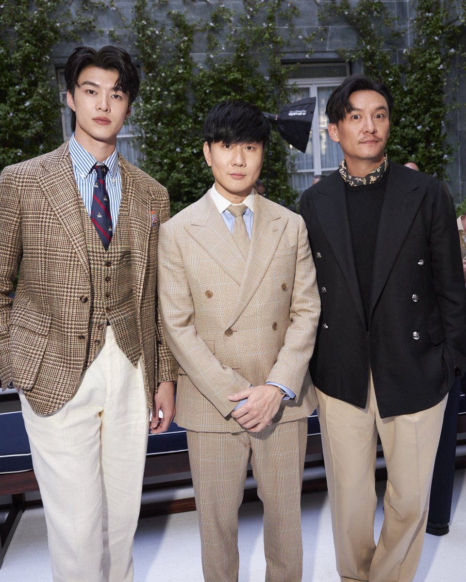 tpopupdate's tweet photo. “มีน–นิชคุณ” พร้อมเหล่าคนดังระดับโลกร่วมชมแฟชั่นโชว์ “Ralph Lauren Purple Label & Polo Ralph Lauren Spring 2027 Collections” 

สร้างความประทับใจบนเวทีแฟชั่นระดับโลกอีกครั้งเมื่อ มีน–นิชคุณ ขจรบริรักษ์ ได้รับเชิญร่วมชมแฟชั่นโชว์เปิดตัวคอลเลกชัน Ralph Lauren Purple Label และ Polo Ralph Lauren Spring 2027 ณ เมืองมิลาน ประเทศอิตาลี พร้อมร่วมเคียงข้างเหล่าคนดัง อาทิ คิม อูบิน, ลูอิส แฮมิลตัน, เฮนรี โกลดิง, ทาดาโนบุ อาซาโนะ และโชตะ มัตสึดะ ที่มาร่วมสัมผัสความยิ่งใหญ่ของคอลเลกชันใหม่นี้

ภายในงาน “มีน–นิชคุณ” ปรากฏตัวในลุคจาก Polo Ralph Lauren Spring 2026 Collection สะท้อนความสง่างามและสไตล์สุภาพบุรุษร่วมสมัยตามแบบฉบับ Ralph Lauren ที่ถ่ายทอดความสง่างามแบบสุภาพบุรุษร่วมสมัยผ่าน RL67 Summer Tweed Jacket และ Summer Tweed Waistcoat ที่ตัดเย็บอย่างประณีตในประเทศอิตาลีจากผ้า Summer Tweed ซึ่งพัฒนาขึ้นเป็นพิเศษจากลินิน ไหม และขนแกะ โดดเด่นด้วยลวดลาย Glen Plaid คลาสสิก พร้อมจับคู่กับ Pleated Linen Suit Trousers กางเกงผ้าลินินทรงคลาสสิกที่ช่วยเติมเต็มลุคให้ดูเนี้ยบและเหนือกาลเวลา สะท้อนเอกลักษณ์ของ Ralph Lauren Purple Label ผ่านงานตัดเย็บอันประณีต วัสดุชั้นเลิศ และสไตล์เหนือกาลเวลาได้อย่างสมบูรณ์แบบ

สำหรับคอลเลกชัน Spring 2027 ทาง Ralph Lauren ต้อนรับฤดูใบไม้ผลิปี 2027 ผ่านคอลเลกชัน Purple Label และ Polo Ralph Lauren ที่ถ่ายทอดเรื่องราวการเดินทางแห่งการผจญภัย ความหรูหรา และจิตวิญญาณแห่งความคลาสสิกเหนือกาลเวลา หลอมรวมเข้าไว้ด้วยกันในคอลเลกชันนี้

โดยคอลเลกชัน Purple Label ถ่ายทอด 3 เรื่องราวที่มีเอกลักษณ์เฉพาะตัว ภายใต้แนวคิดความหรูหราแบบอเมริกัน เปิดตัวด้วยโทนสีนิวทรัลและสีคราม ผ่านสูทผ้าไหมผสม เสื้อเชิ้ตคอจีน และเสื้อตัวนอกที่ผสานความเรียบง่ายเข้ากับธรรมชาติได้อย่างลงตัว สะท้อนภาพการพักผ่อนอย่างมีระดับบนเกาะส่วนตัว 

ต่อด้วยแรงบันดาลใจจากยุคทองแห่งกีฬาริมทะเลสาบ Como ในอิตาลีช่วงทศวรรษ 1920 ที่ถ่ายทอดกลิ่นอาย Art Deco ผ่านเสื้อตัวนอกหนังสไตล์เรซซิ่ง เสื้อถัก และลายพิมพ์คลาสสิก มาพร้อมแคปซูลคอลเลกชันรุ่นลิมิเต็ดเอดิชันที่ร่วมสร้างสรรค์กับ KUON ดีไซน์เฮาส์ชื่อดังสัญชาติญี่ปุ่น

ปิดท้ายโชว์ด้วย Polo Ralph Lauren ที่นำเสนอแนวคิดสไตล์อเมริกันเพรปปี้สำหรับคนยุคใหม่ ให้มีความร่วมสมัยมากยิ่งขึ้น ผ่านการผสมผสานเนื้อผ้าที่หลากหลาย สีสันสดใส ดีเทลที่สนุกสนาน และงานเทเลอร์อันประณีต 

ภายในงานมีเหล่าคนดังร่วมชมโชว์คับคั่ง อาทิ คิม อูบิน, ลูอิส แฮมิลตัน, เฮนรี โกลดิง, ทาดาโนบุ อาซาโนะ, โชตะ มัตสึดะ และ มีน–นิชคุณ ขจรบริรักษ์ ที่ปรากฏตัวในลุคจาก Polo Ralph Lauren Spring 2026 Collection สะท้อนความสง่างามและสไตล์สุภาพบุรุษร่วมสมัยตามแบบฉบับ Ralph Lauren

#TPOP #TpopUpdate 
#RalphLaurenSP27xMEEN
#RalphLaurenxMEEN
#Meennicha8