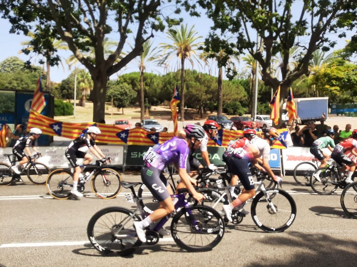 assemblea's tweet photo. ⬛⬜🚴 Tercera i última etapa de la Volta a Catalunya femenina.

Gràcies a totes les assemblees de base que l'heu omplert d'estelades i que constantment deixeu clar que per la independència CAL SER-HI!

D'aquí a 2 setmanes comença el Tour. Hi estem preparats! https://t.co/Thz3XbTJq2