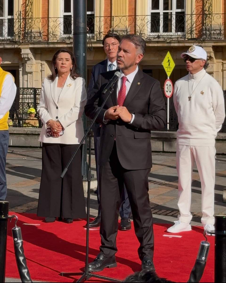CNDJ_Col's tweet photo. El presidente de la Comisión Nacional de Disciplina Judicial, magistrado Carlos Arturo Ramírez Vásquez, hace presencia en la apertura de la segunda vuelta de la jornada electoral 2026.

Desde la Comisión, reafirmamos nuestro respaldo absoluto a todos los jueces, funcionarios y empleados de la Rama Judicial que hoy garantizan, con su trabajo, rectitud y compromiso, el ejercicio democrático de los ciudadanos. Velar por la integridad de nuestra administración de justicia es fortalecer la confianza en nuestras instituciones.