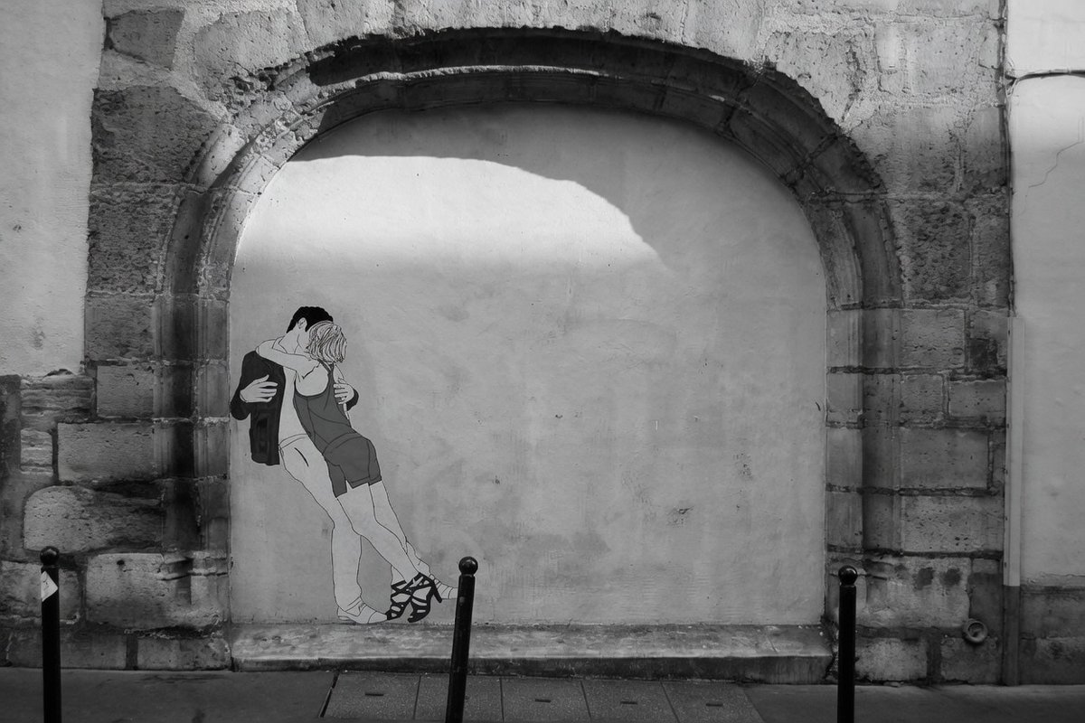 Sara2409558447's tweet photo. Il bianco e nero sussurra un amore che il tempo non può sfiorare, 
un silenzio appassionato che ancora scalda il cuore.🤍🖤

#BiancoENero a #CasaLettori 
#StreetArt #PublicArt #LoveInBlackAndWhite #ArtLovers #UrbanPoetry https://t.co/trXgCec7nL